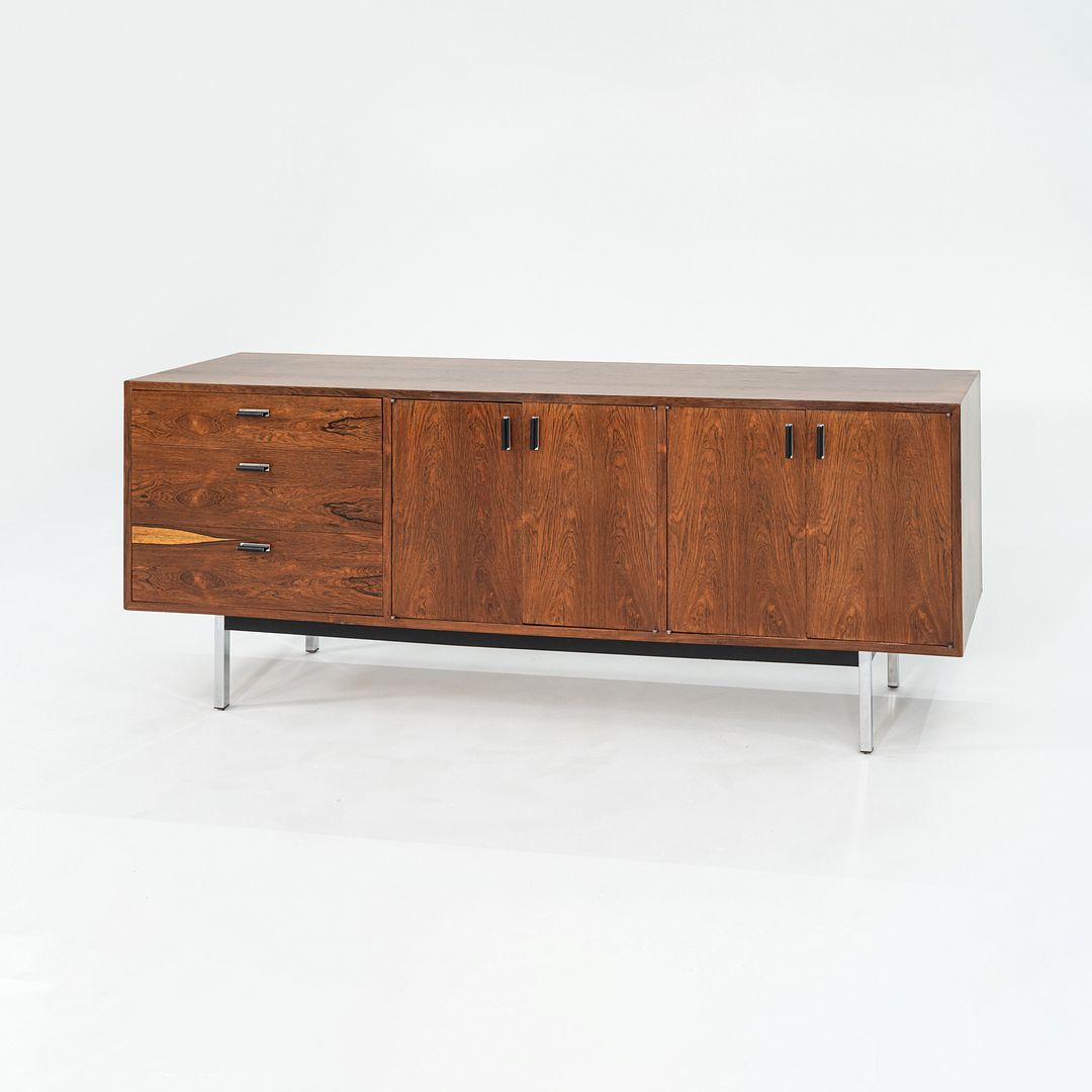 Si tratta di un'imponente credenza in palissandro abbinata a un libro, progettata dal designer americano Jack Cartwright per Founders Furniture nel 1970. Offre una grande quantità di spazio, con cassetti graduati sul lato sinistro e due armadietti
