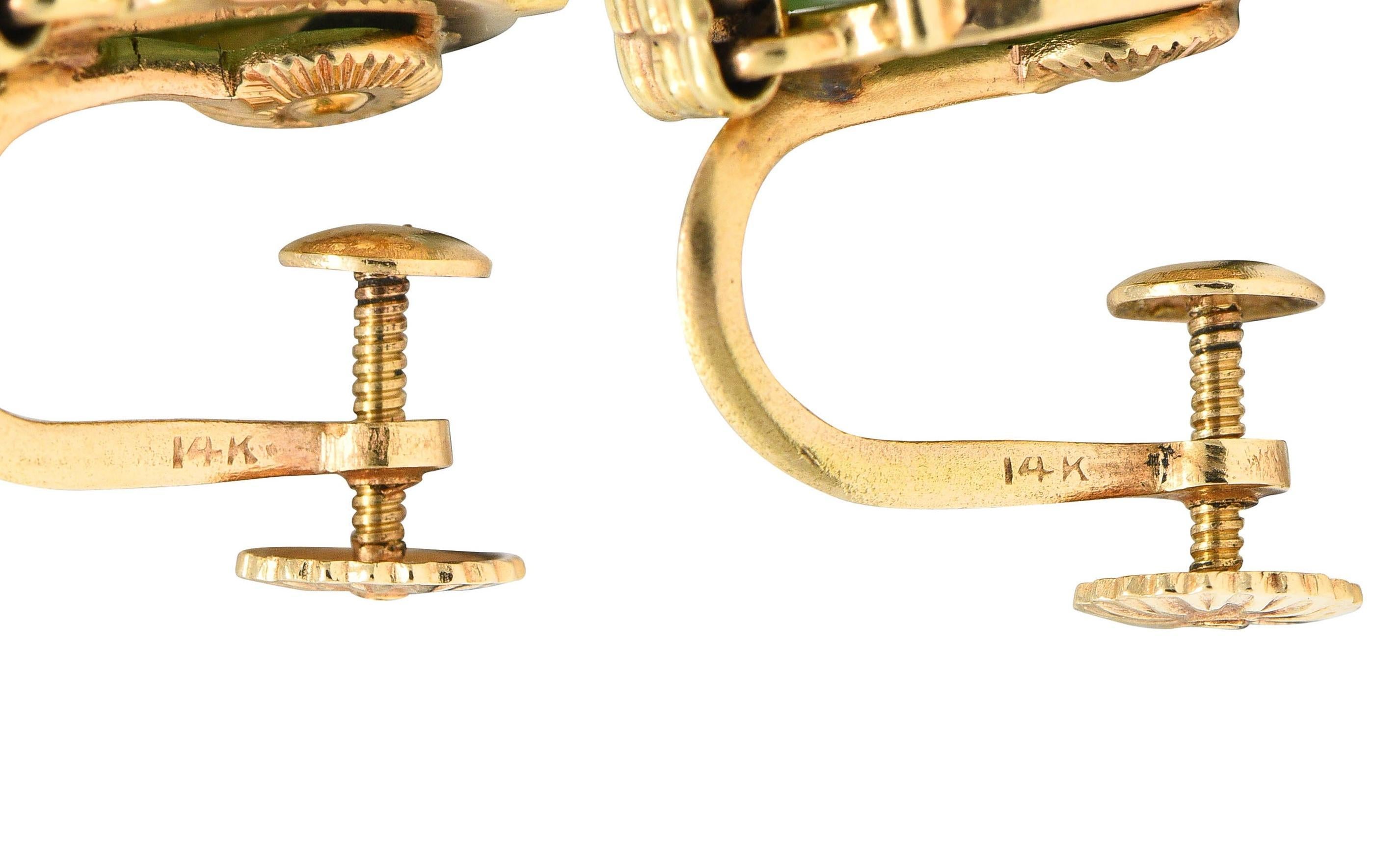 Femenino o masculino Pendientes de nudo vintage de oro amarillo de 14 quilates con jade de los años 70 en venta