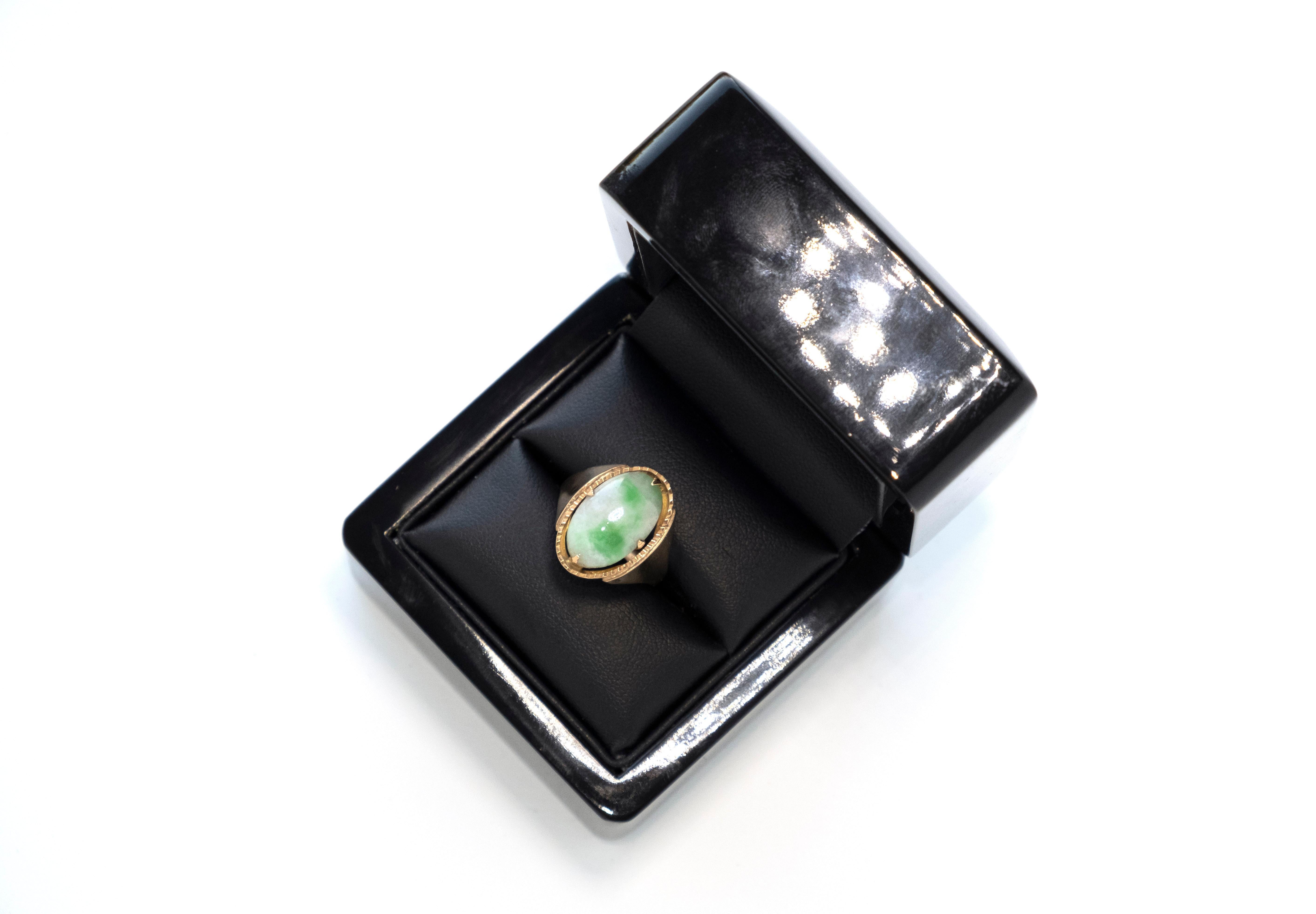 1970s Jade and Gold Signet Ring In Excellent Condition For Sale In Auckland, New Zealand