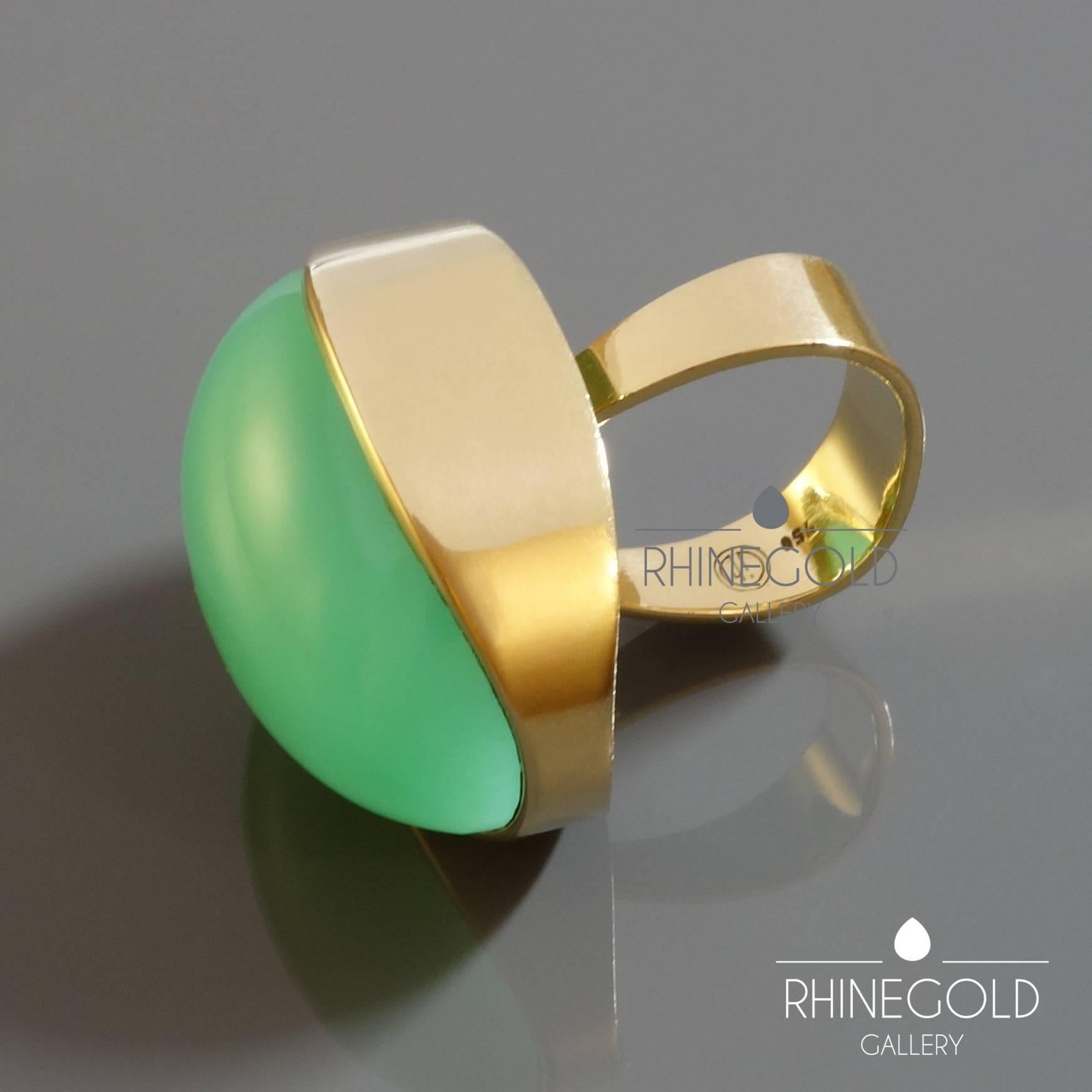 Modernist 1970s Jade Green 48.5 Carat Chrysoprase Gold Cocktail Ring