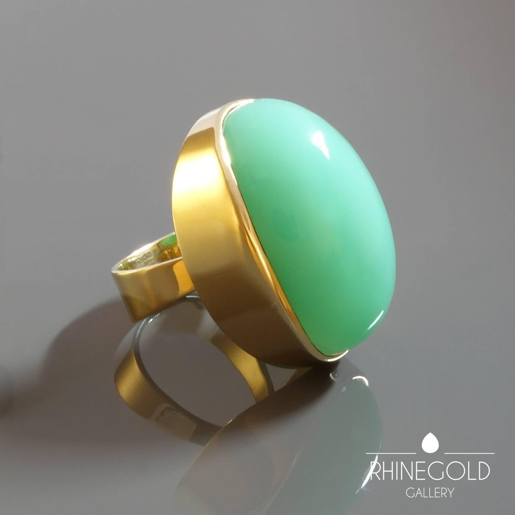 Oval Cut 1970s Jade Green 48.5 Carat Chrysoprase Gold Cocktail Ring