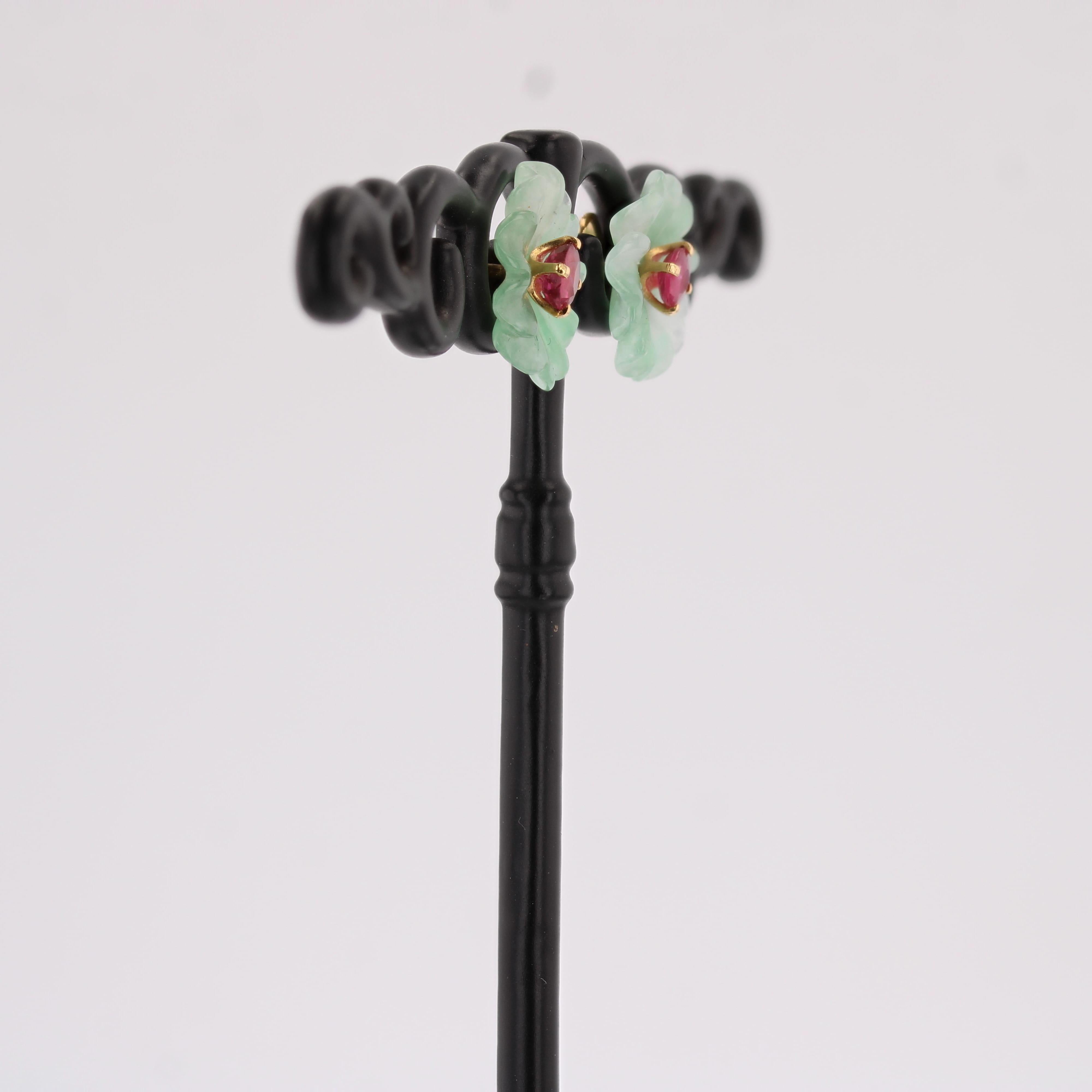 Orecchini con fiore in giada e rubino in oro giallo 18 carati degli anni '70 in vendita 4