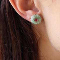 1970s Jade Ruby 18 Karat Yellow Gold Flower Stud Earrings