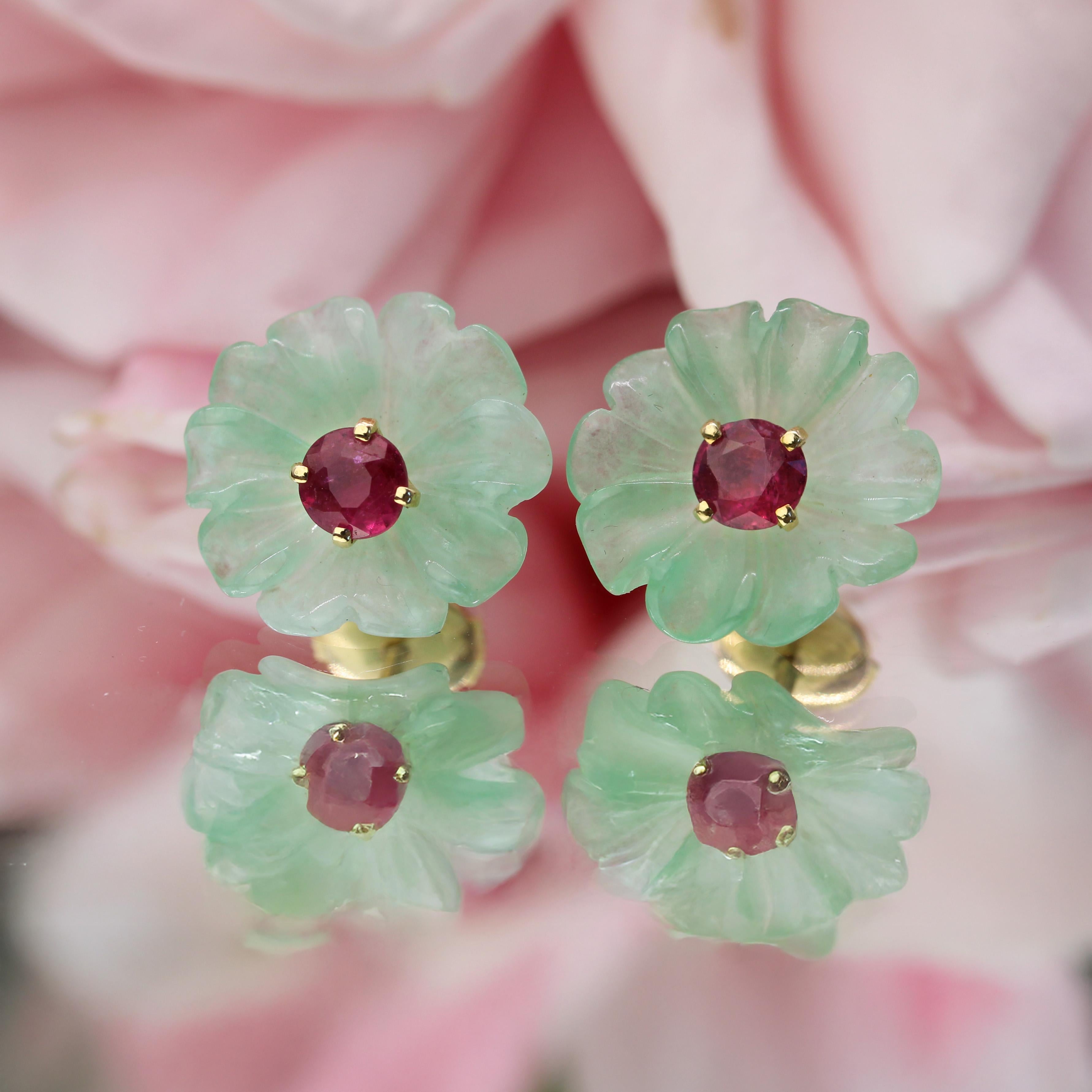 Rétro Orecchini con fiore in giada e rubino in oro giallo 18 carati degli anni '70 in vendita