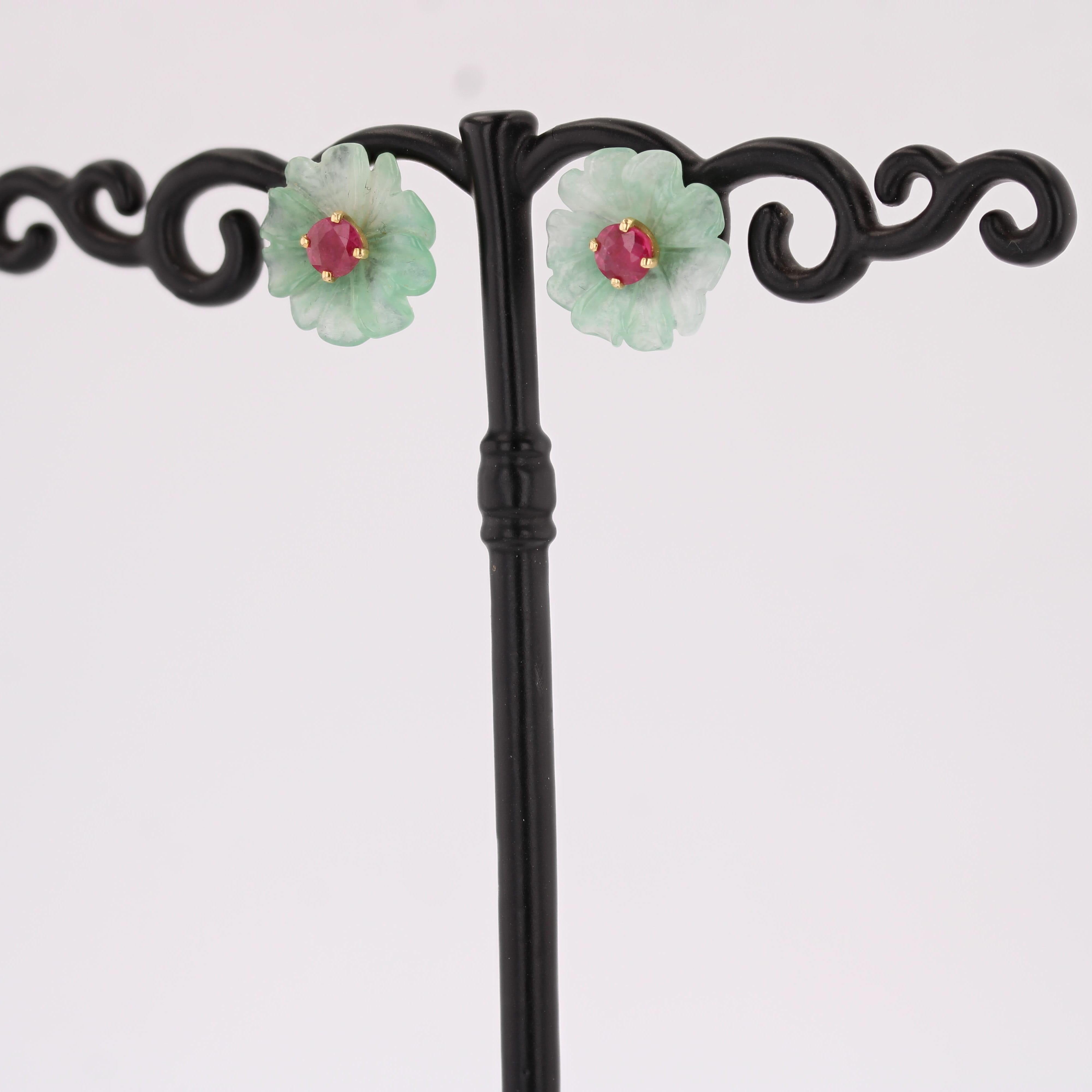 Taglio rotondo Orecchini con fiore in giada e rubino in oro giallo 18 carati degli anni '70 in vendita