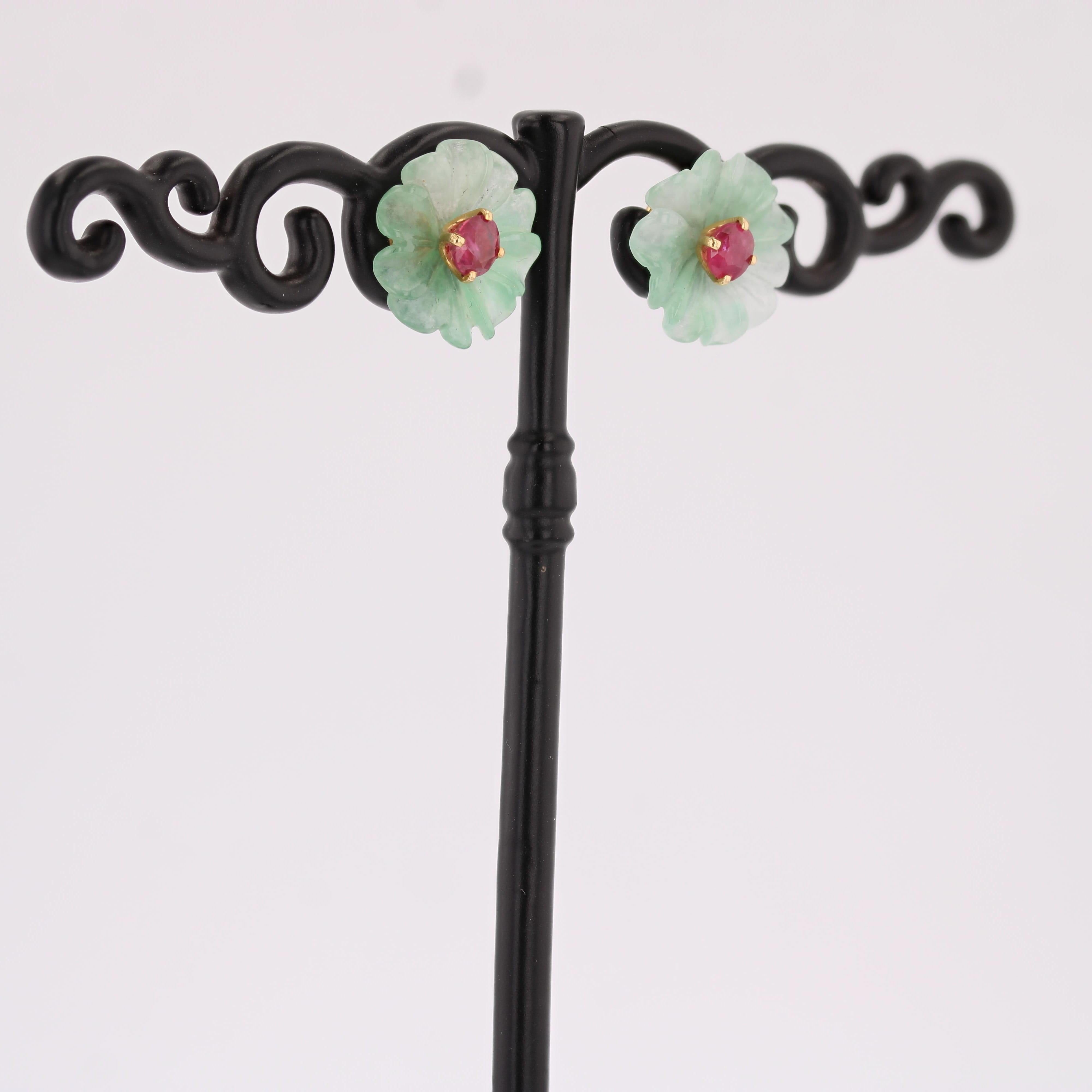 Orecchini con fiore in giada e rubino in oro giallo 18 carati degli anni '70 In condizioni ottime in vendita a Poitiers, FR