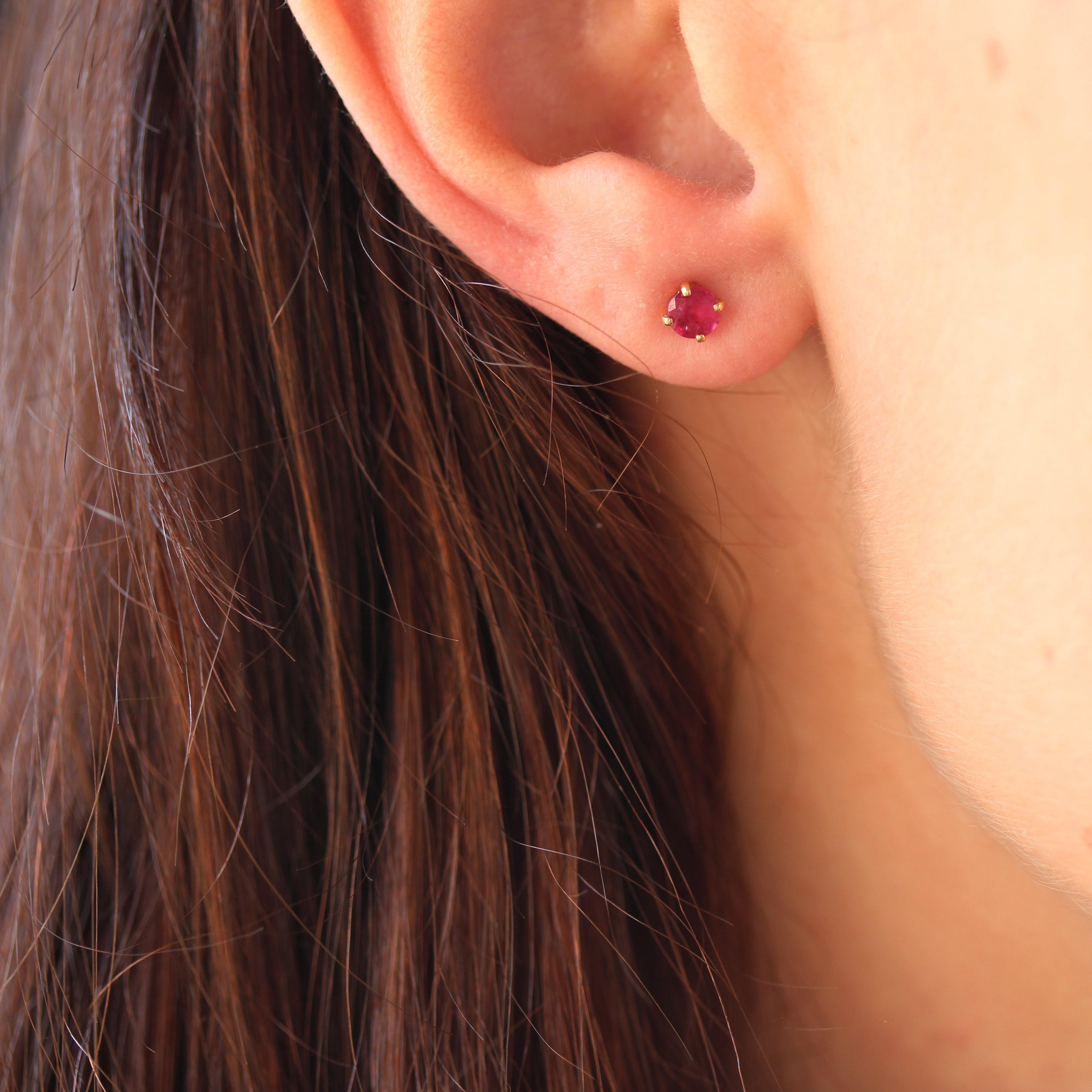 Orecchini con fiore in giada e rubino in oro giallo 18 carati degli anni '70 in vendita 1