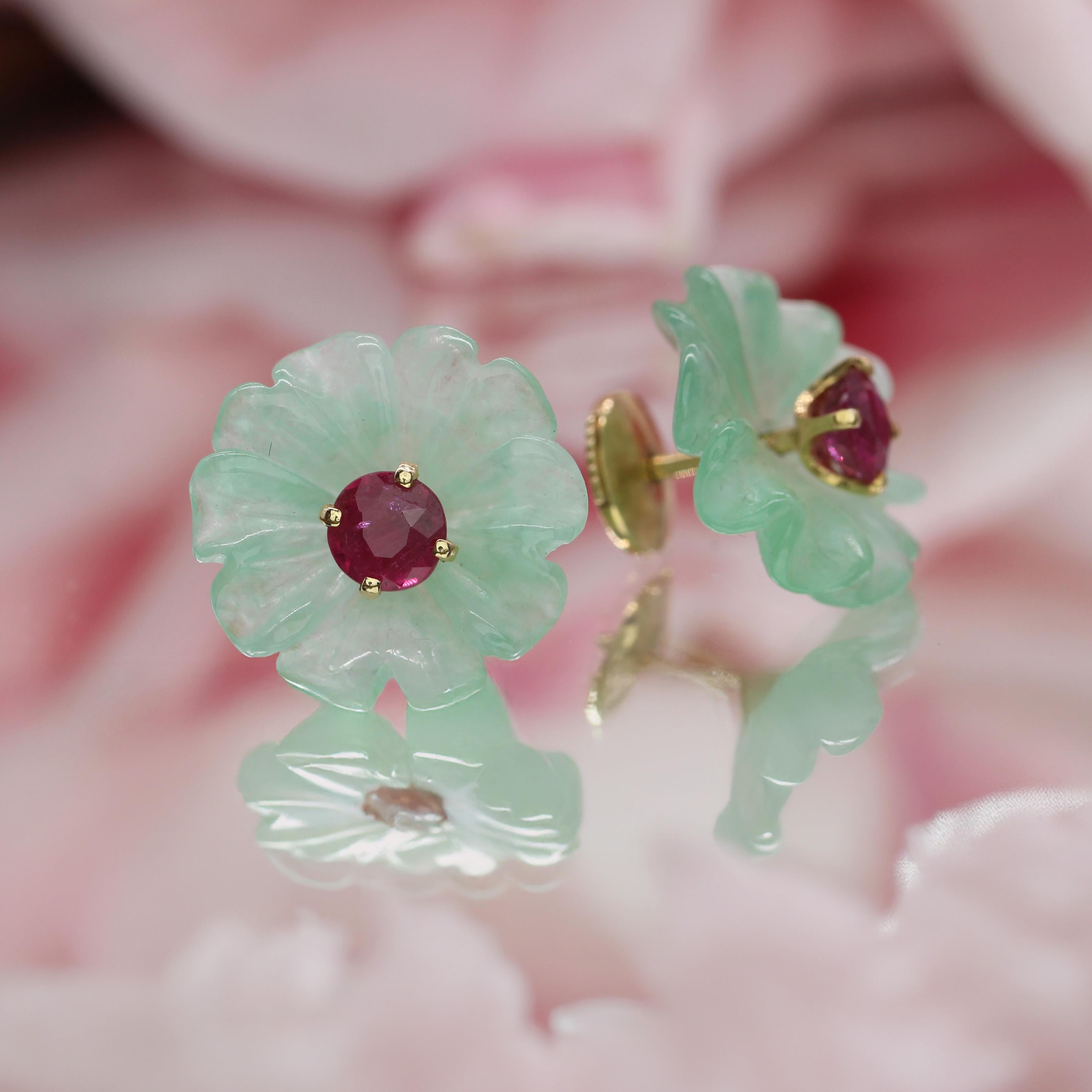 Orecchini con fiore in giada e rubino in oro giallo 18 carati degli anni '70 in vendita 3