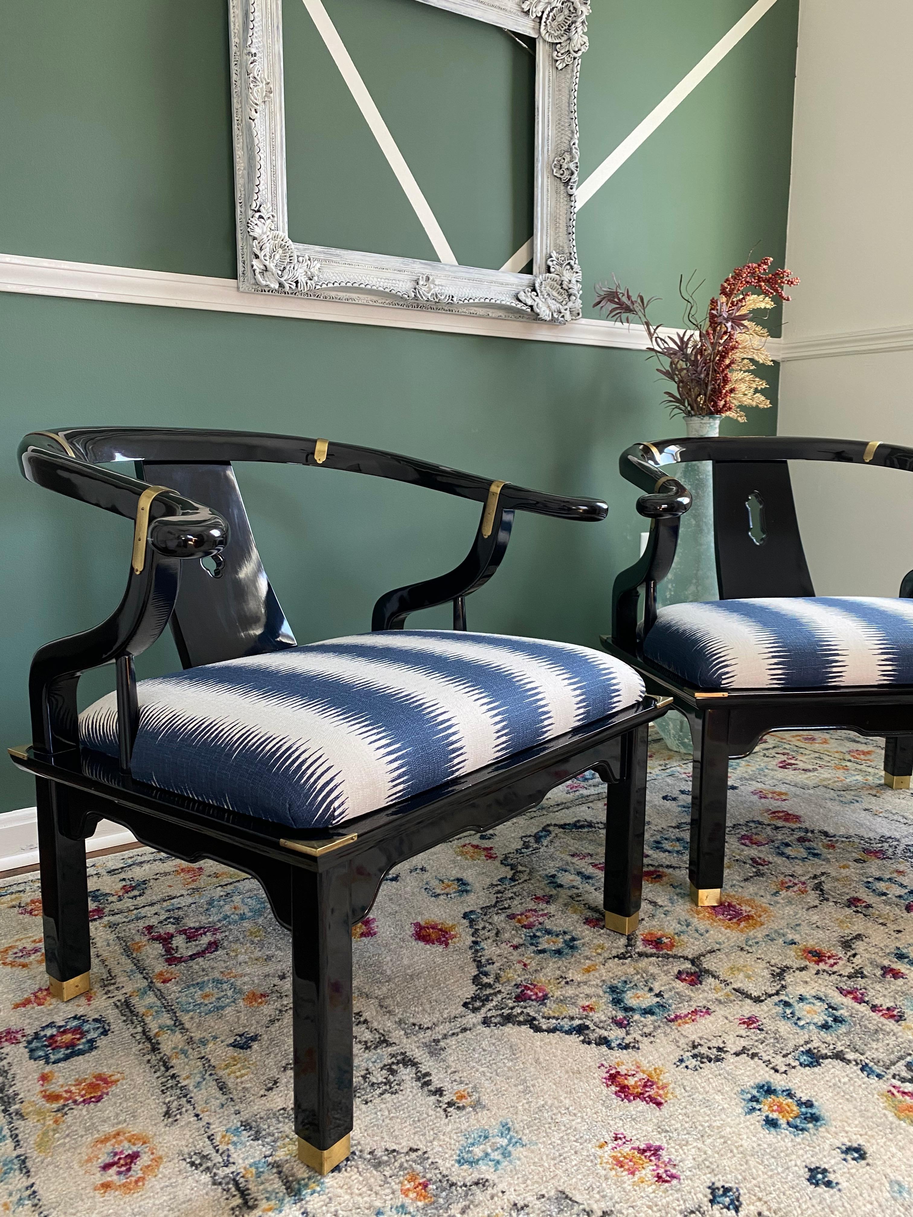 Une belle paire de chaises Ming en fer à cheval de James Mont Chinoiserie par Century ! Cadres d'origine en laque noire avec accents en laiton, retapissés dans un magnifique tissu rayé bleu et blanc.