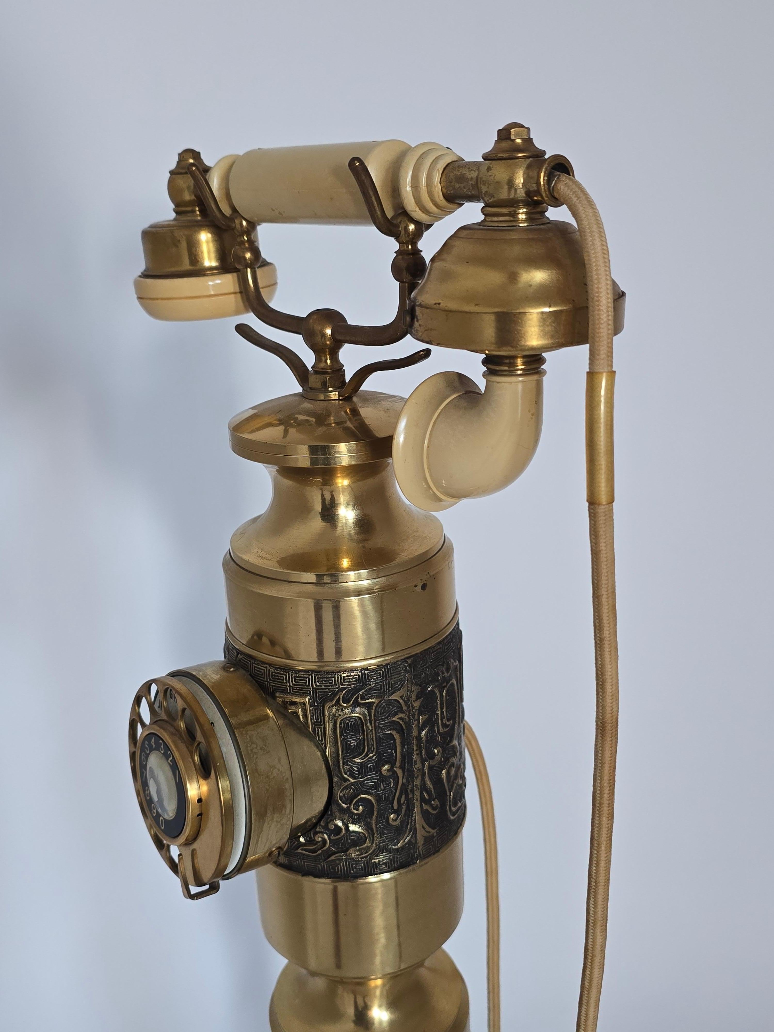 Telefono rotante alto e spesso in ottone in stile James Mont degli anni '70 in vendita 6