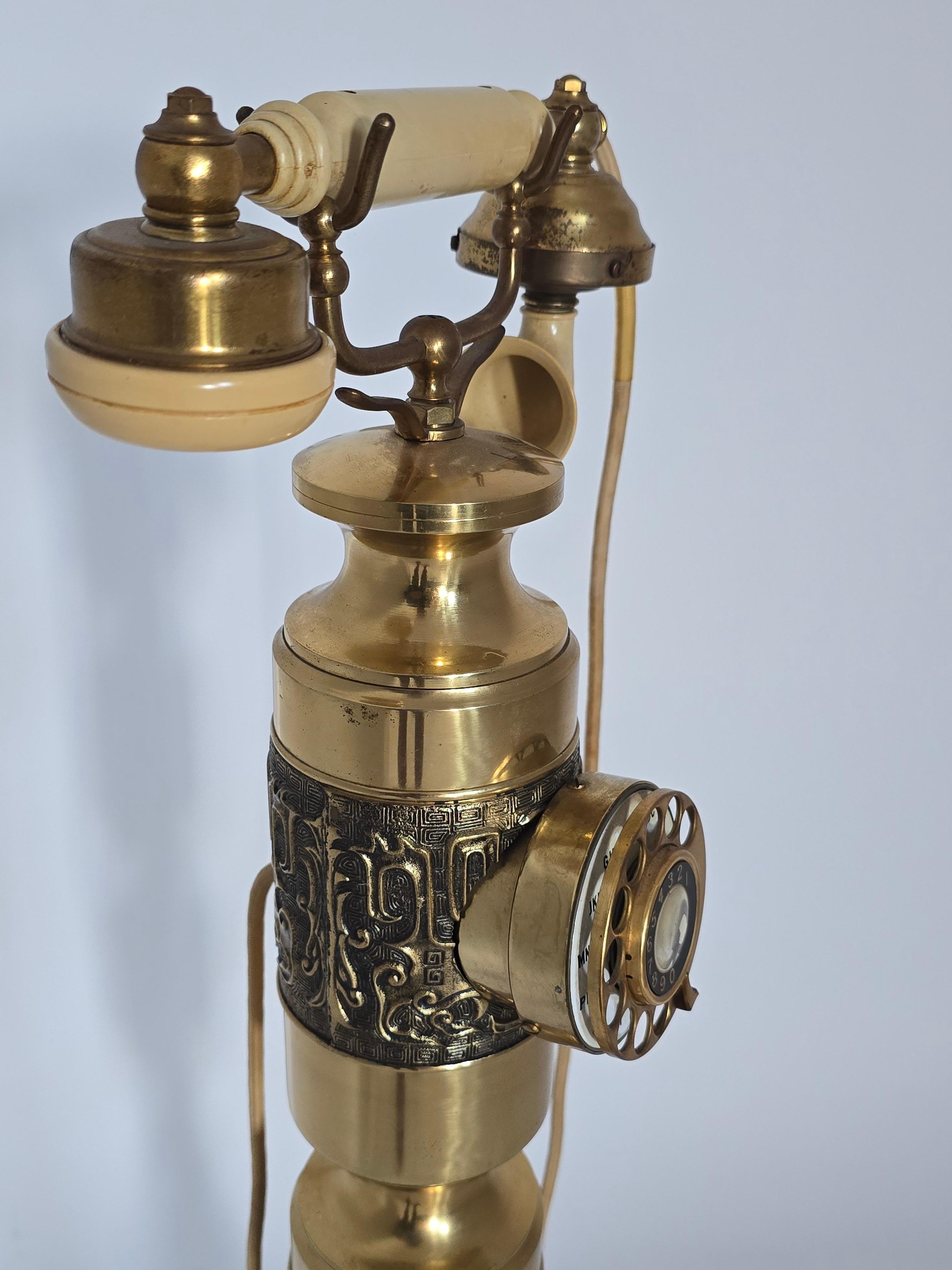 Telefono rotante alto e spesso in ottone in stile James Mont degli anni '70 in vendita 7