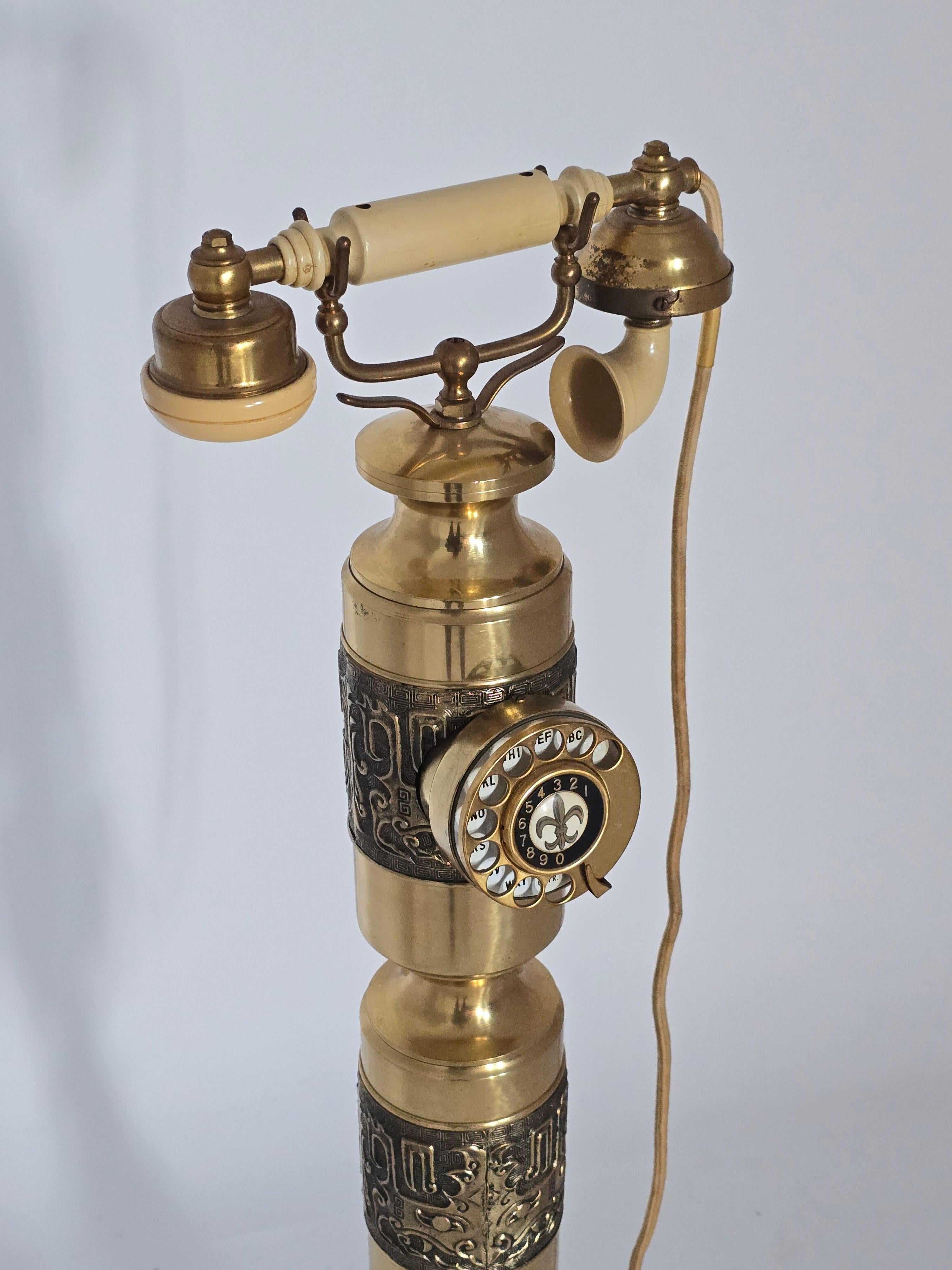 Estetica asiatica con stili Art Deco e Hollywood Regency, telefono rotante alto in ottone spesso e pesante nello stile di James Mont. 

Funziona molto bene e ha un suono chiaro, parla e riceve. 

AM Contemporary Contemporary  collegamento a parete .