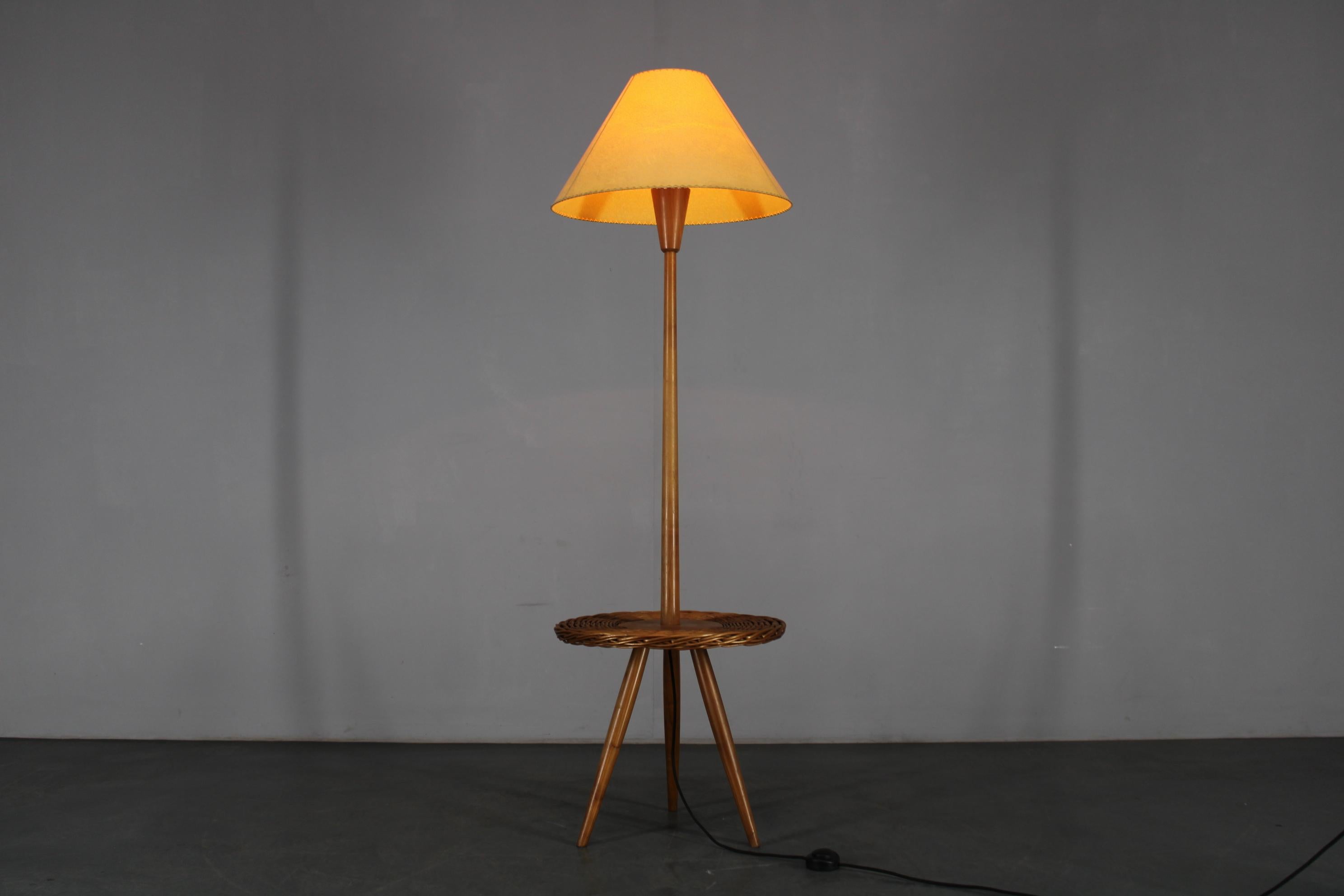 Lámpara de pie de madera Jan Kalous de los años 70 para ULUV, Checoslovaquia en venta 10