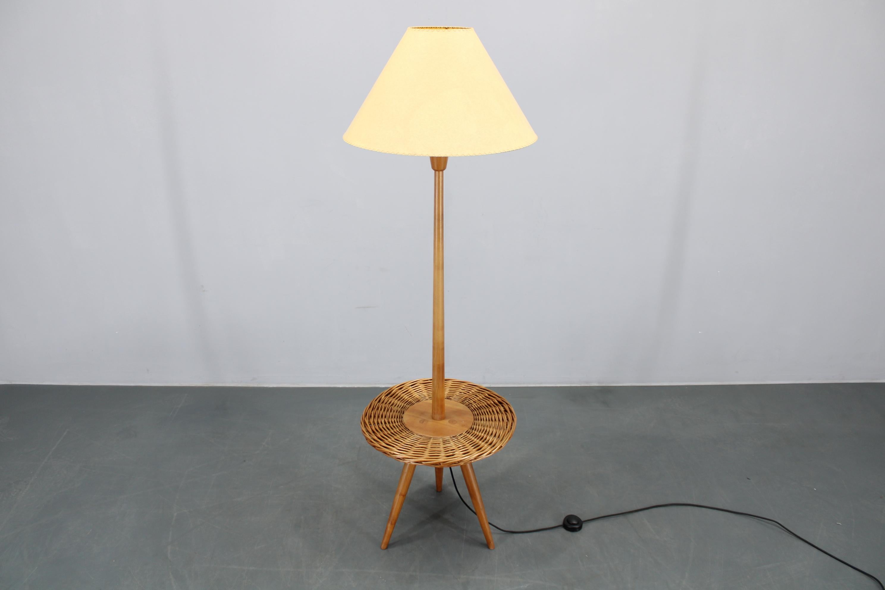 Lámpara de pie de madera Jan Kalous de los años 70 para ULUV, Checoslovaquia Moderno de mediados de siglo en venta