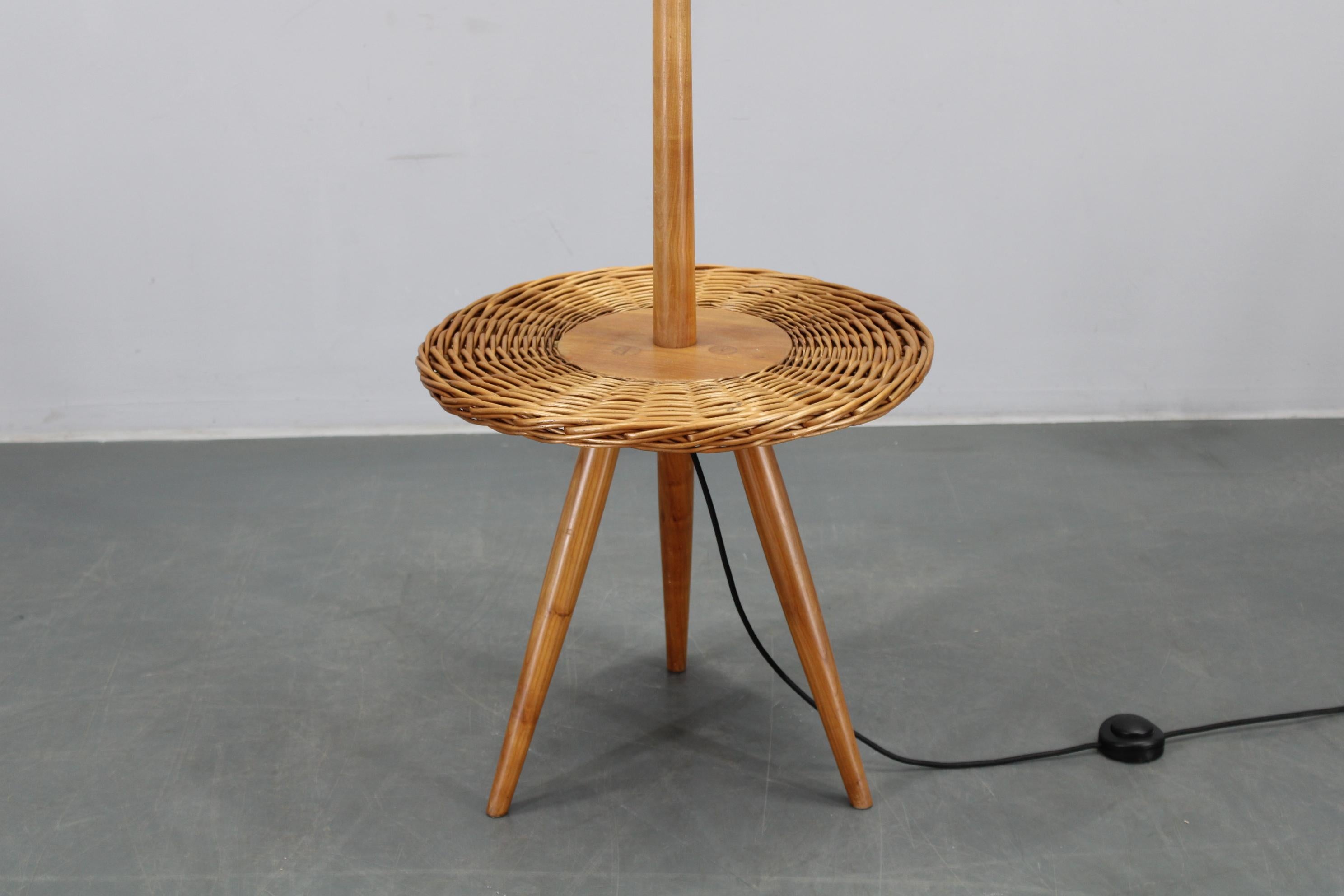 Lámpara de pie de madera Jan Kalous de los años 70 para ULUV, Checoslovaquia en Bueno estado para la venta en Praha, CZ