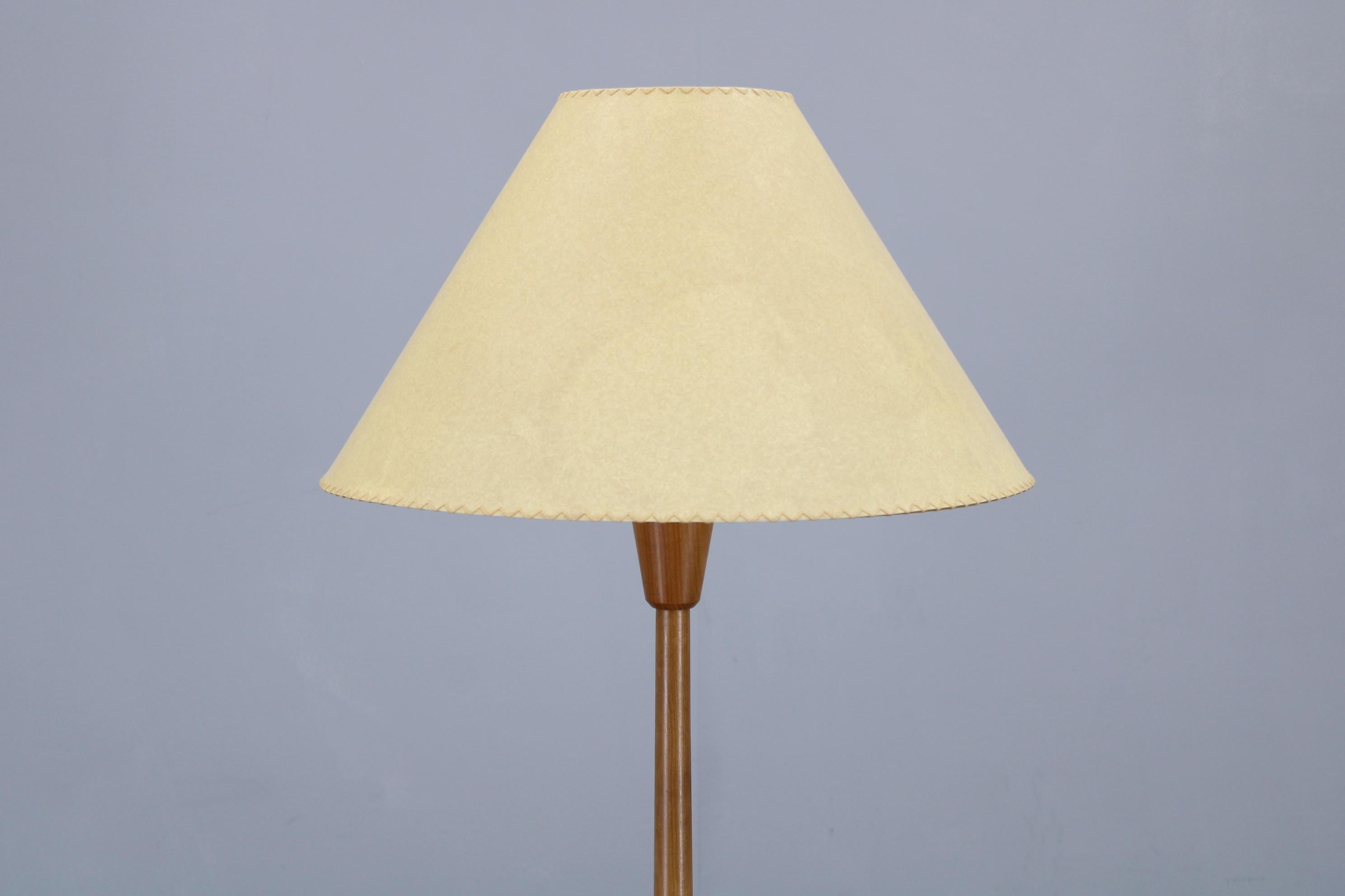 Lámpara de pie de madera Jan Kalous de los años 70 para ULUV, Checoslovaquia finales del siglo XX en venta