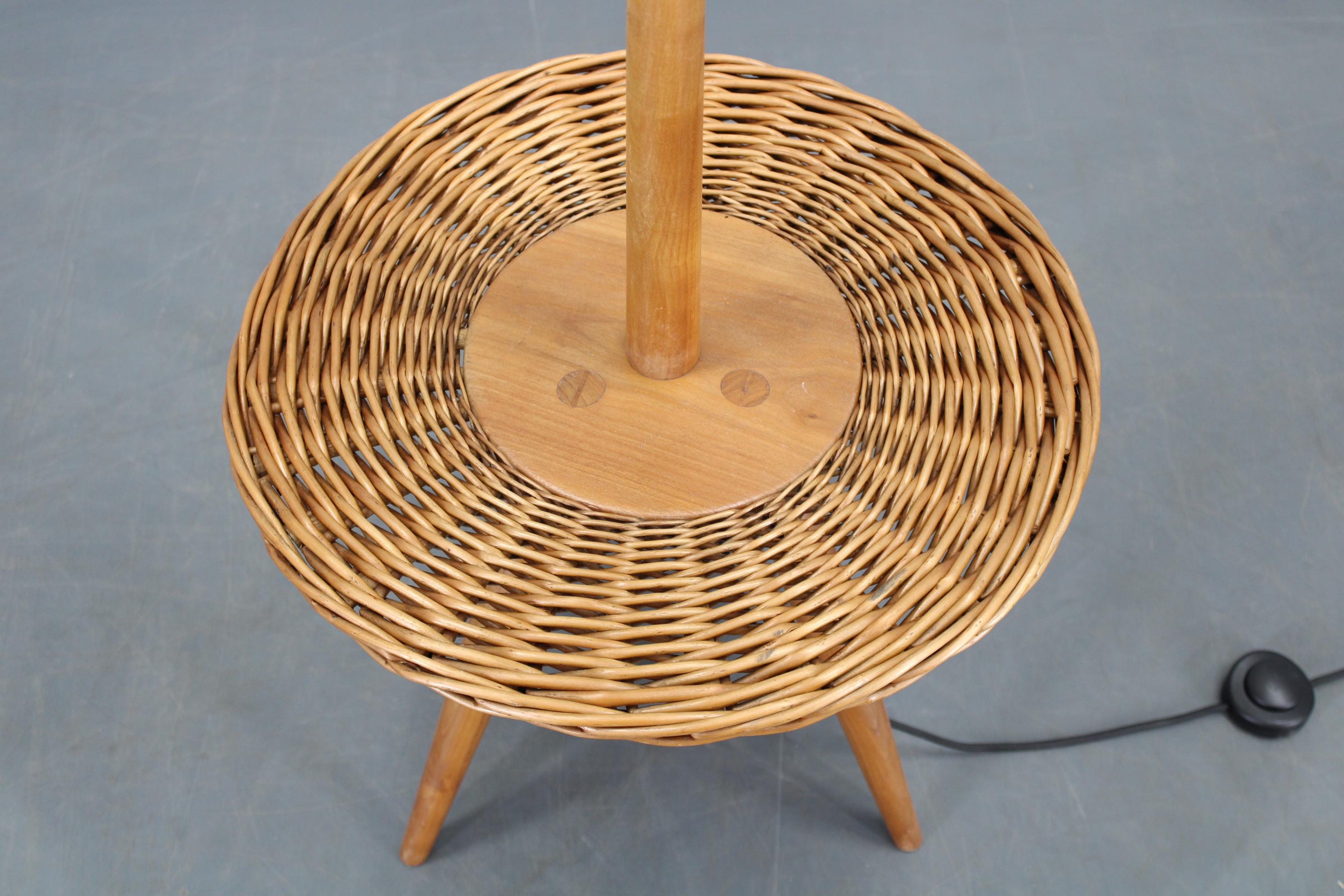 Lámpara de pie de madera Jan Kalous de los años 70 para ULUV, Checoslovaquia Mimbre en venta