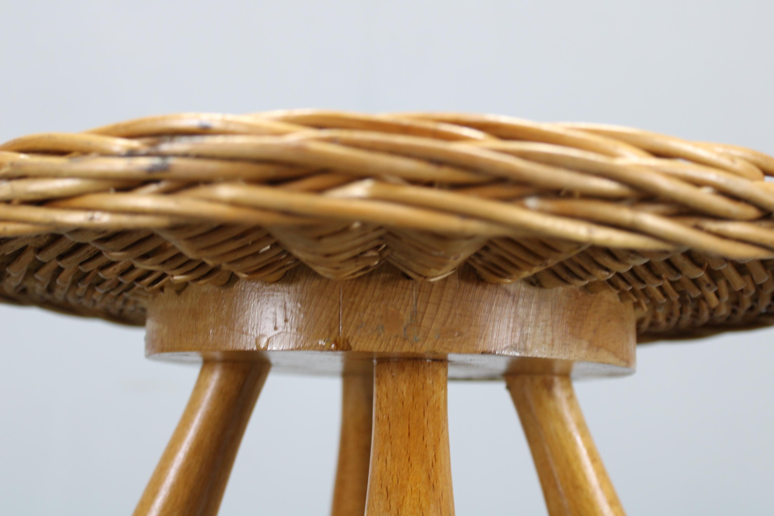 Vimini Sgabello in legno Jan Kalous del 1970 per ULUV, Cecoslovacchia in vendita
