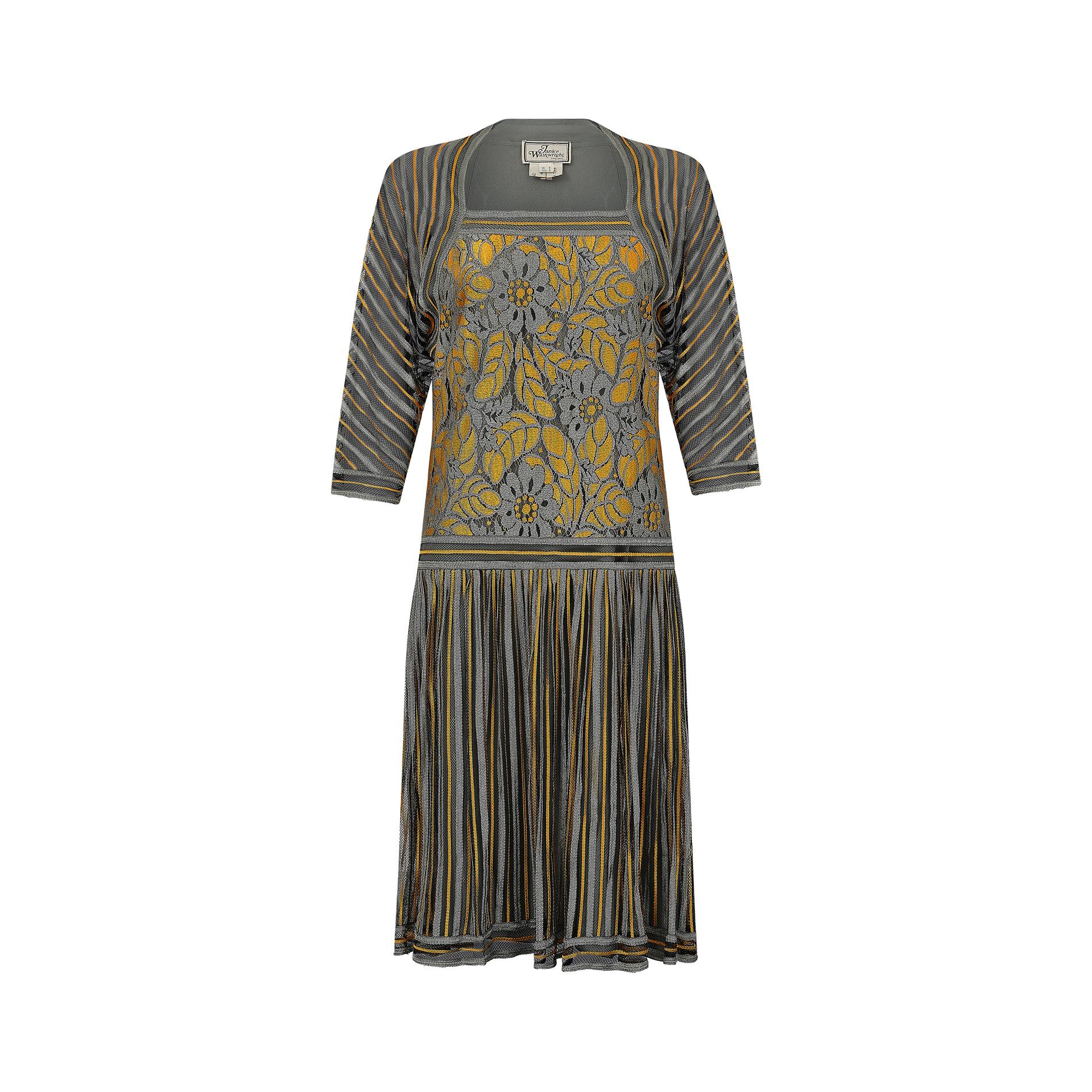 1970 Janice Wainwright, robe de claquette style années 1920.  Il s'agit d'un magnifique exemple des premières œuvres de Janice Wainwright, très recherchées par les collectionneurs et les musées.  Elle a fondé sa propre entreprise en 1970 après avoir