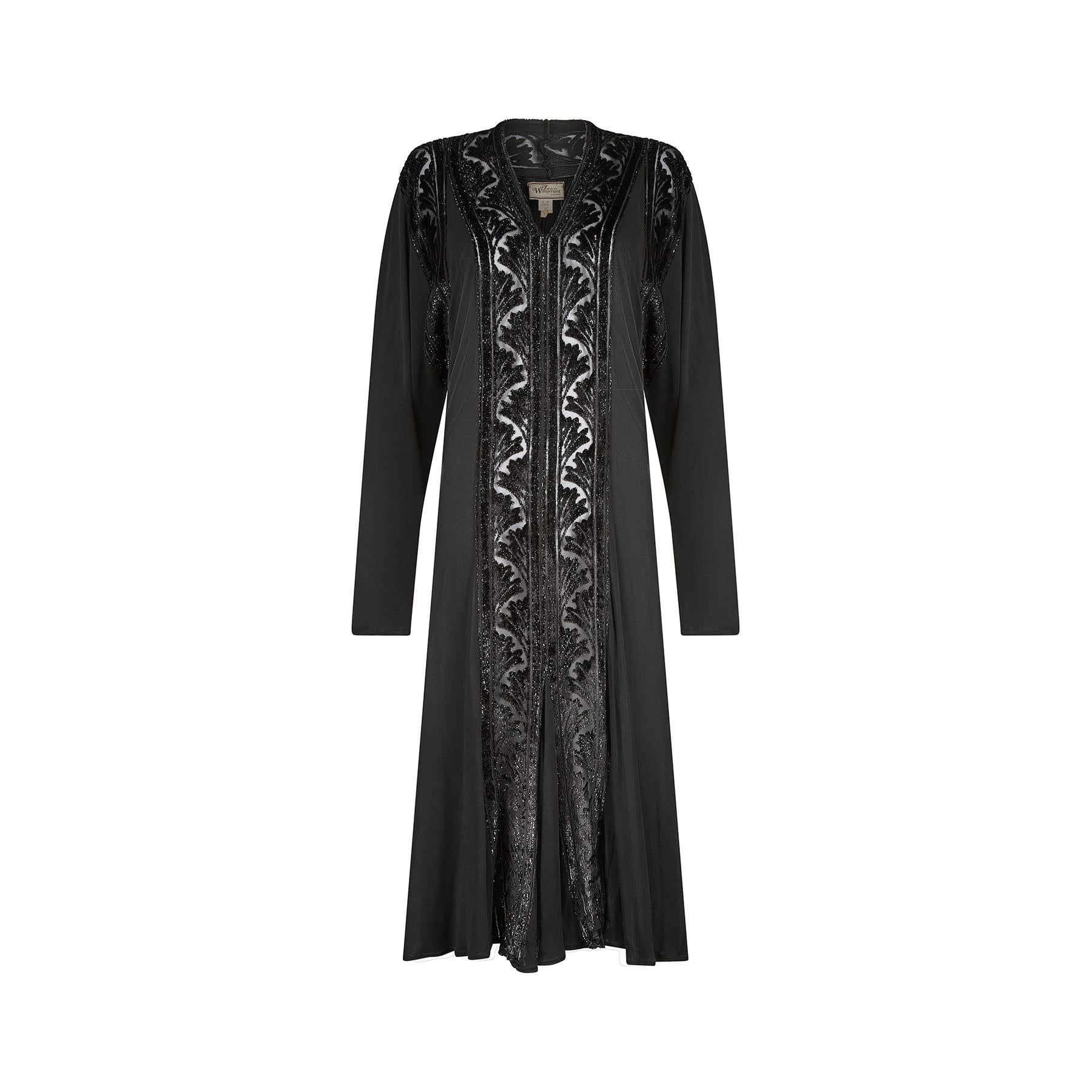Schwarzes Abendkleid von Janice Wainwright aus den 1970er Jahren, das eine Hommage an die ursprünglichen Partykleider der 1920er Jahre ist.  Wainwrights Frühwerk ist bei Sammlern und Museen gleichermaßen begehrt.  Sie gründete 1970 ihr eigenes