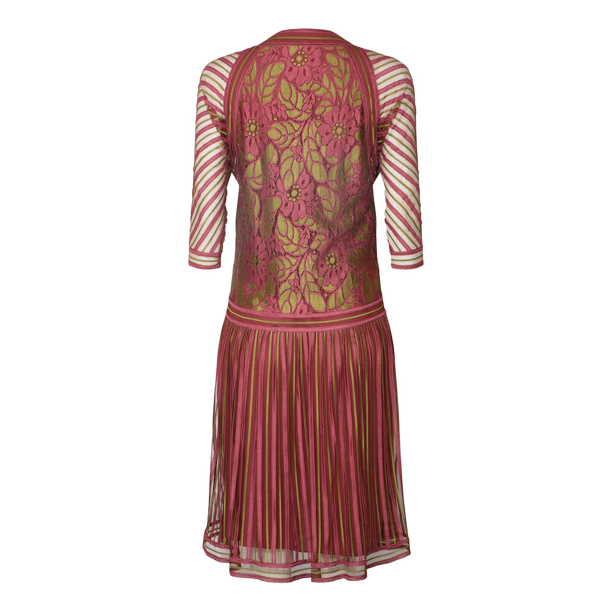 1970er Janice Wainwright Rosa und Gold 1920er Jahre Stil Flapper Kleid.  Dies ist ein wunderbares Beispiel für Janice Wainwrights frühes Werk, das von Sammlern und Museen gleichermaßen begehrt ist.  Sie gründete 1970 ihr eigenes Unternehmen, nachdem