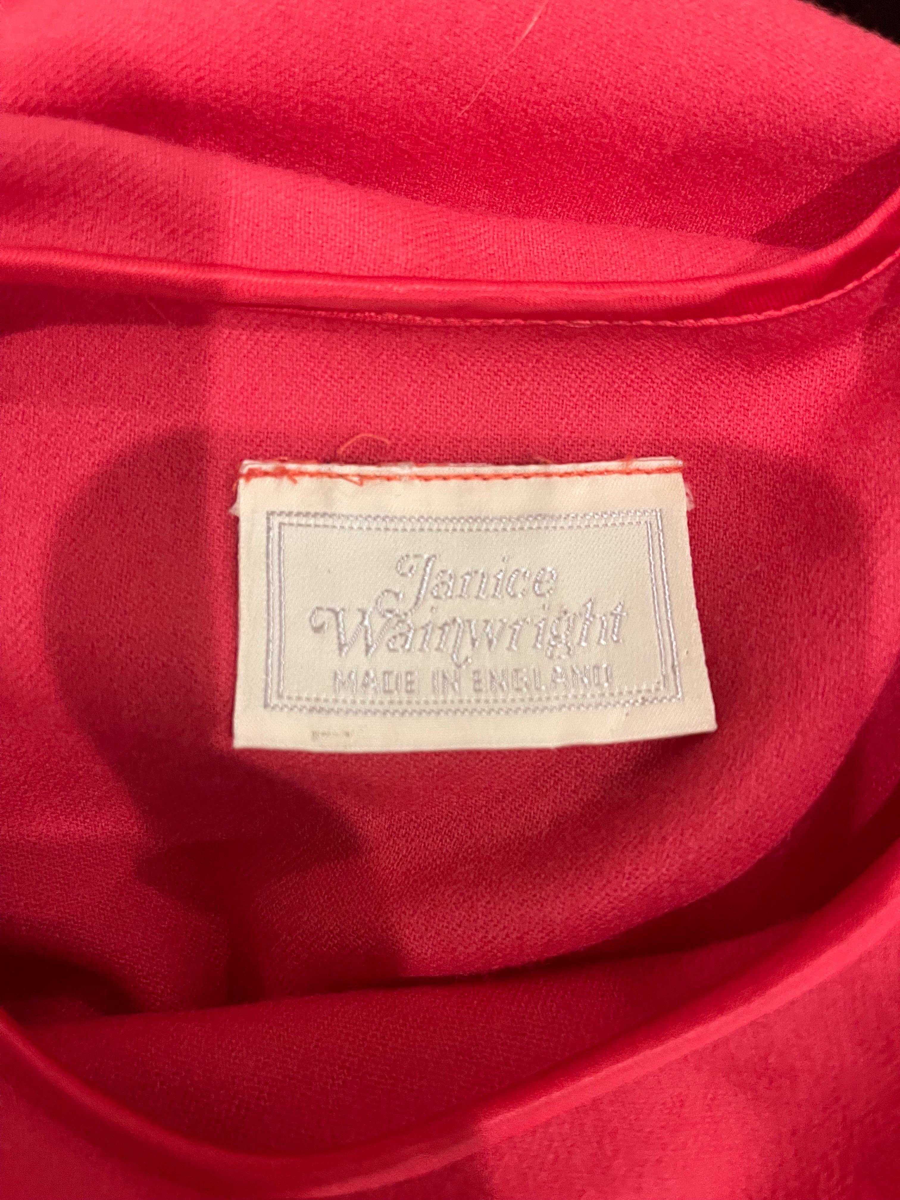 Superbe robe midi en feutre de laine JANICE WAINWRIGHT rose framboise à manches longues dolman ! Boutons recouverts de tissu à l'épaule gauche et fermeture éclair cachée sur le côté. Poches de chaque côté de la taille et ceinture détachable