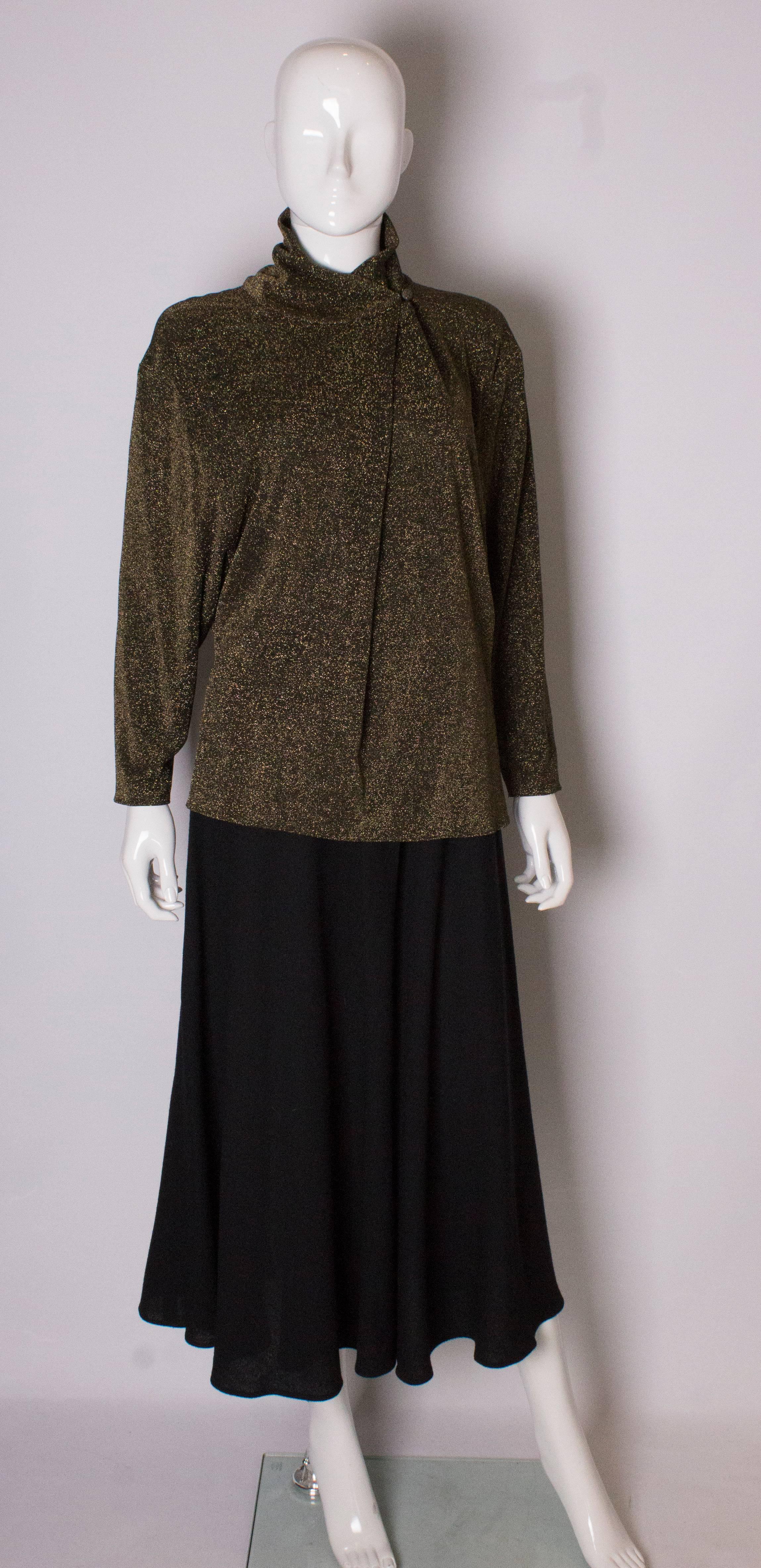 Ein leicht zu tragendes Oberteil aus goldfarbenem Lurex von Janice Wainwright. Das Oberteil hat spitz zulaufende Ärmel und eine drapierte Vorderseite.
