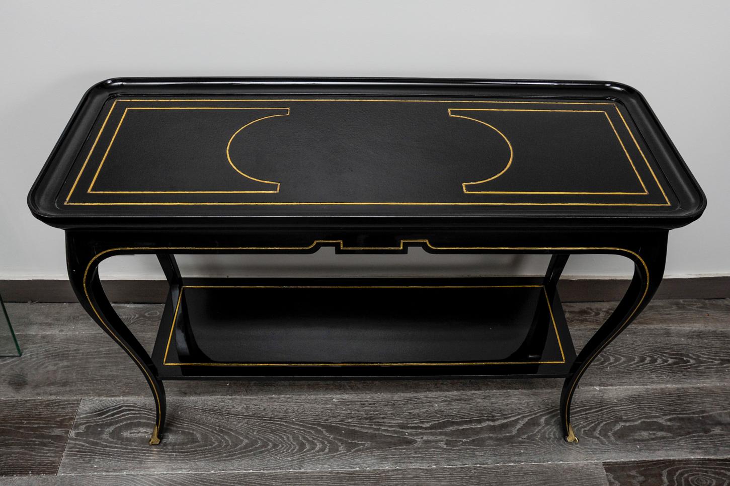 Elegant lacquered console with gold details with a neo-Louis XV inspiration.
Stamped AJ (Atelier Jansen) with numbers.
circa 1970.
