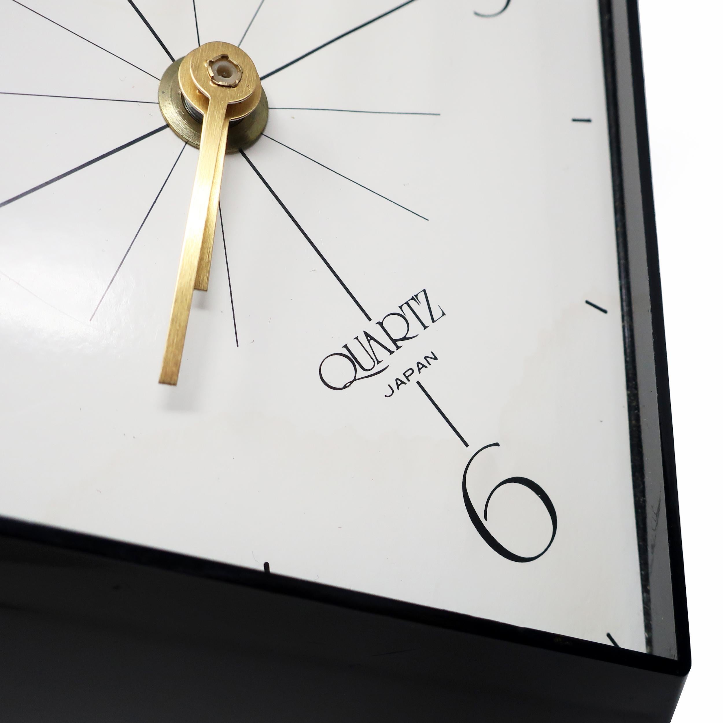 Horloge japonaise en lucite noire des années 1970 par Grace en vente 1