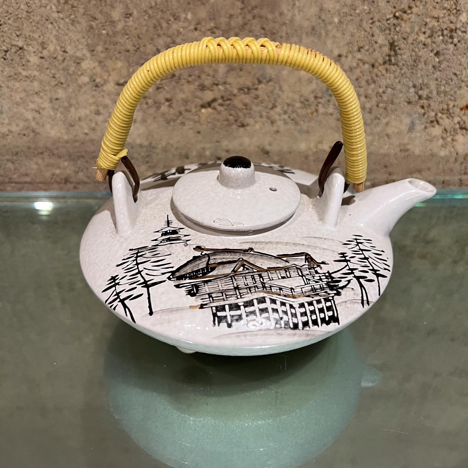 1970s Japanese Hand Painted Teapot Woven Handle (Moderne der Mitte des Jahrhunderts) im Angebot
