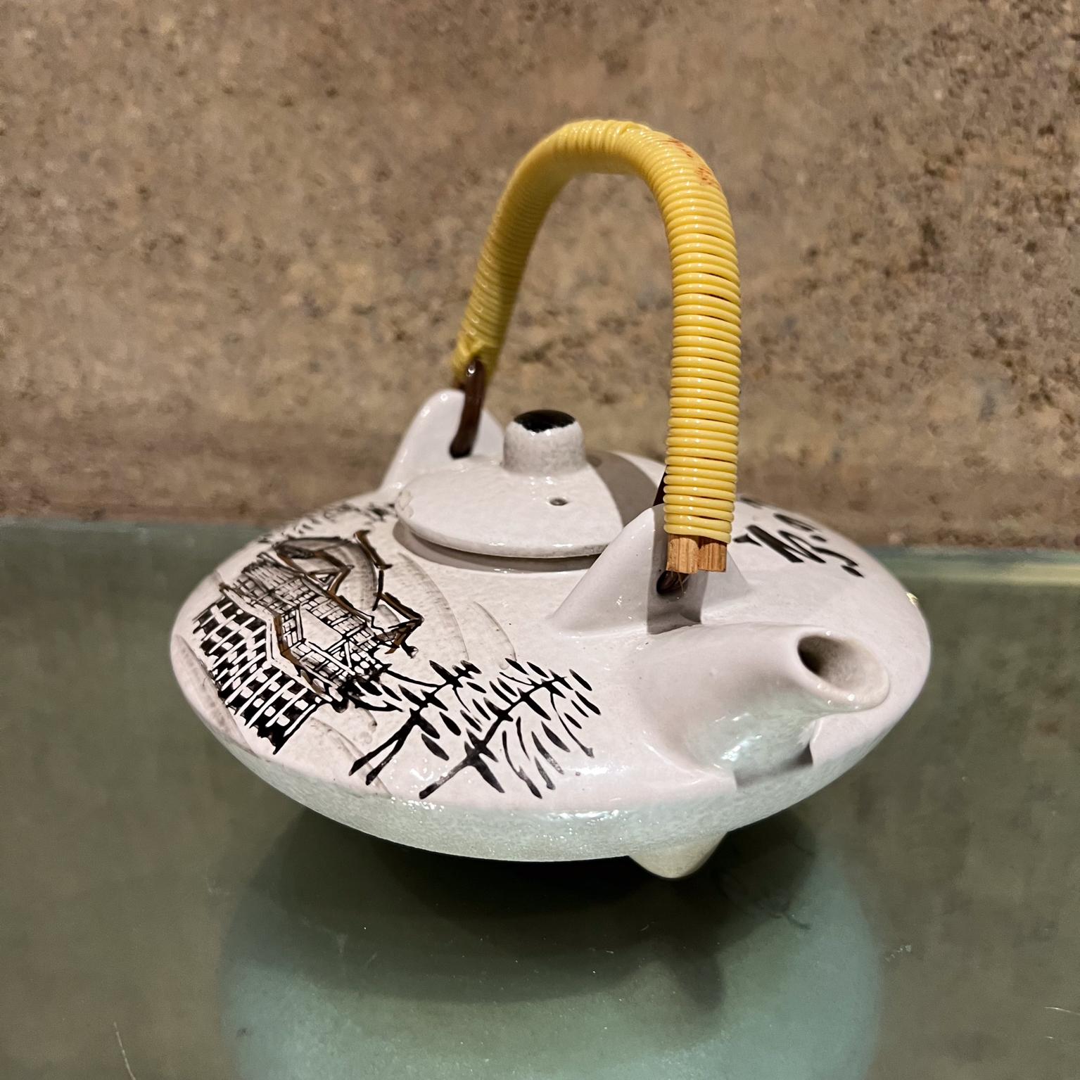 1970s Japanese Hand Painted Teapot Woven Handle im Zustand „Gut“ im Angebot in Chula Vista, CA