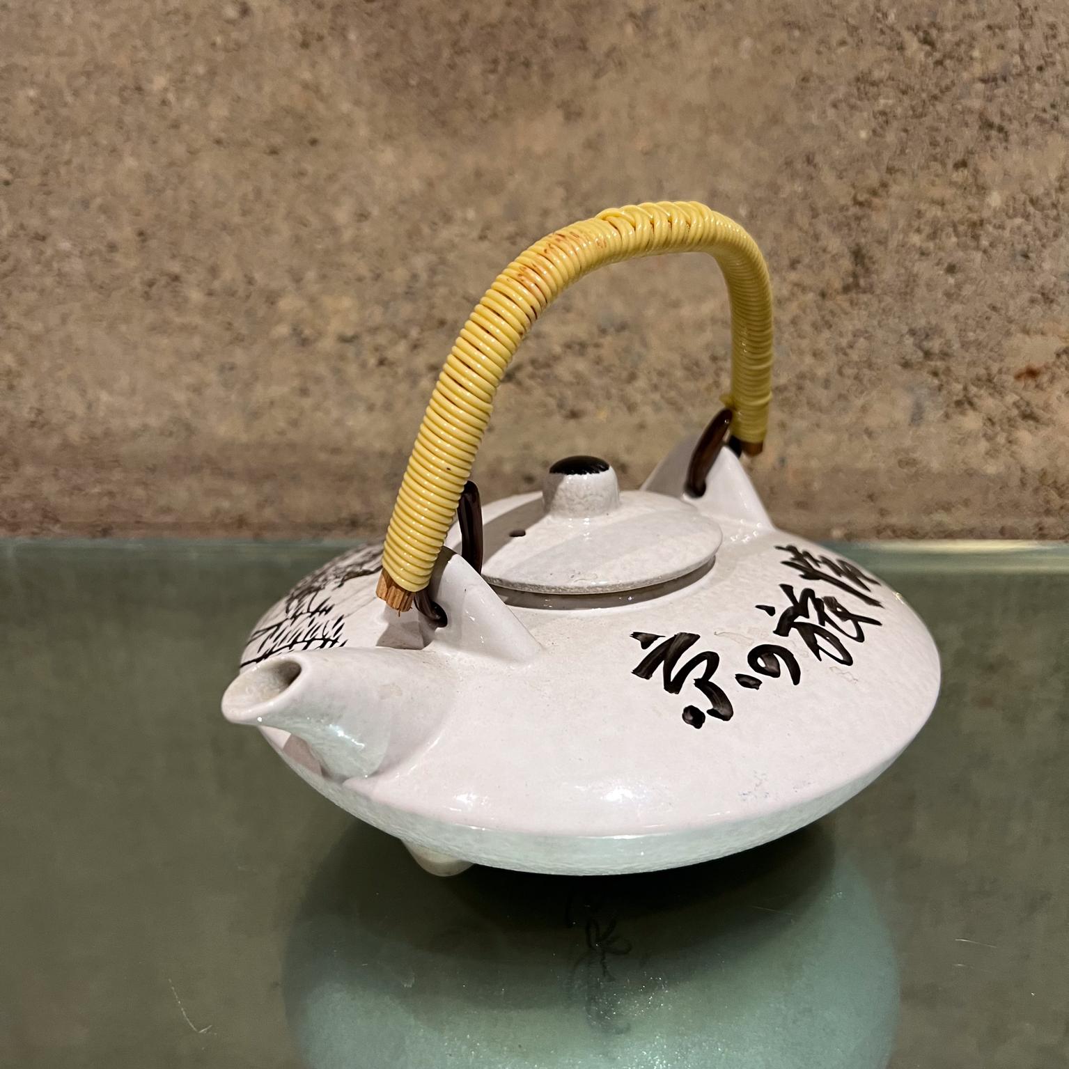 1970s Japanese Hand Painted Teapot Woven Handle (20. Jahrhundert) im Angebot