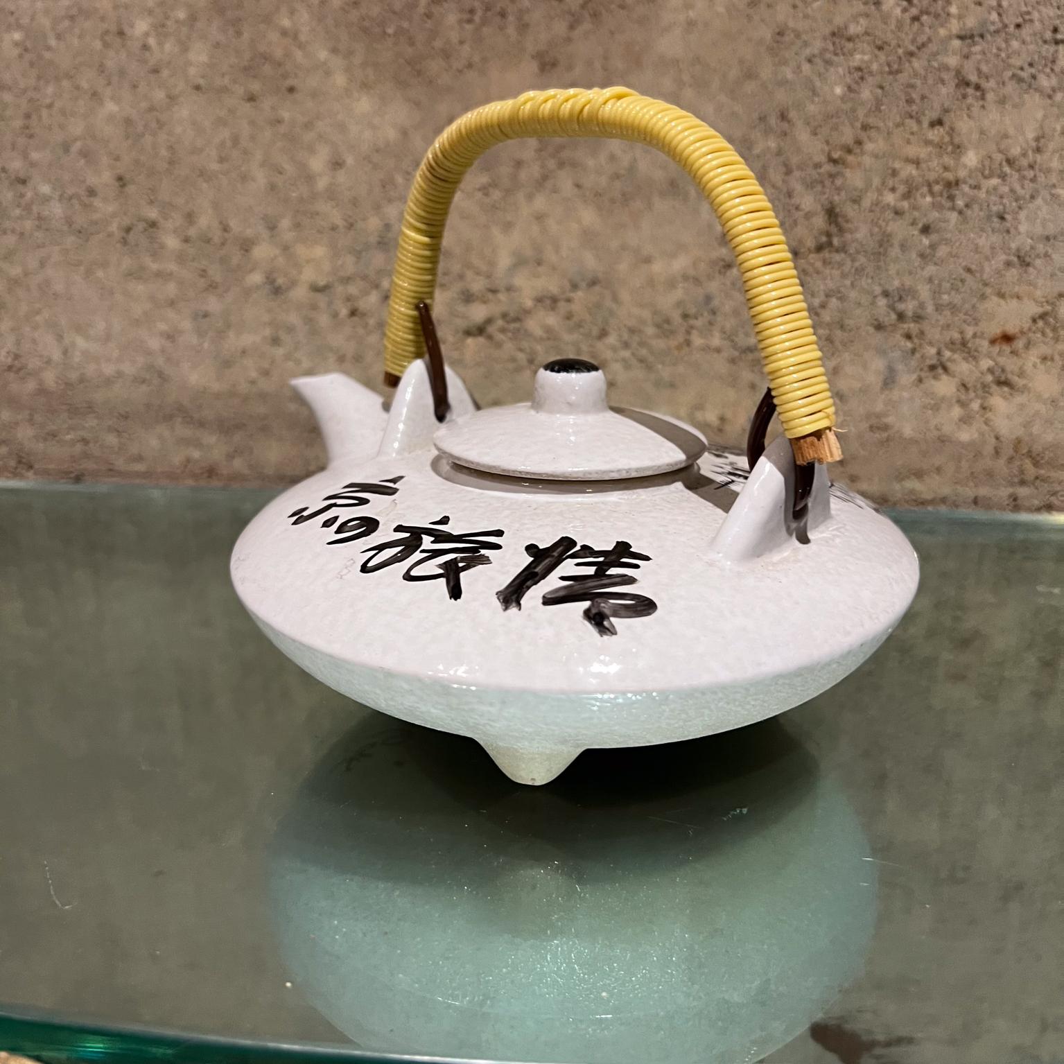 1970s Japanese Hand Painted Teapot Woven Handle im Angebot 2