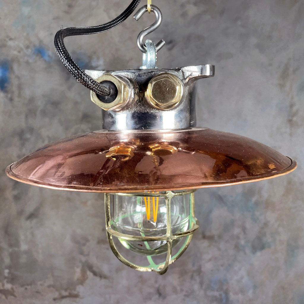 Moulage Lampe à suspension industrielle japonaise des années 1970 en fonte et cuivre, cage en laiton et dôme en verre en vente