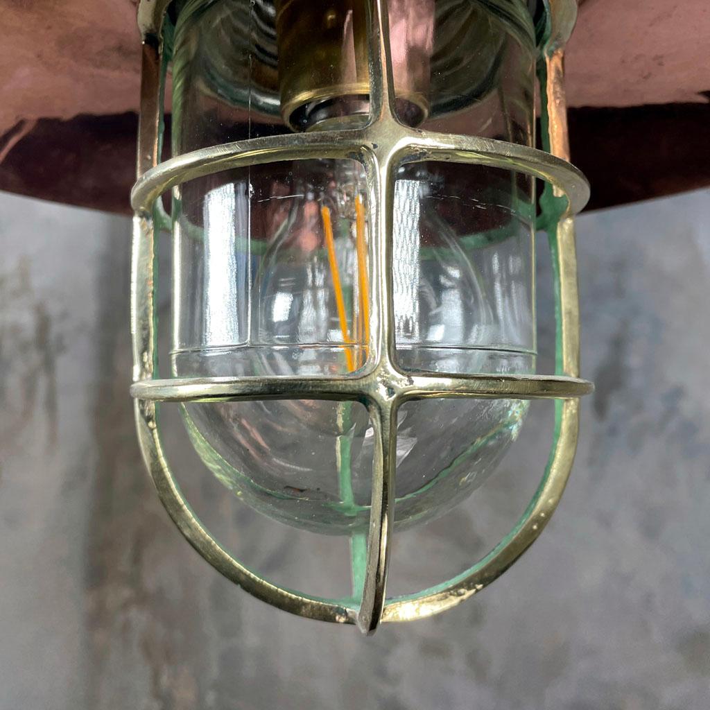 Lampe à suspension industrielle japonaise des années 1970 en fonte et cuivre, cage en laiton et dôme en verre en vente 1