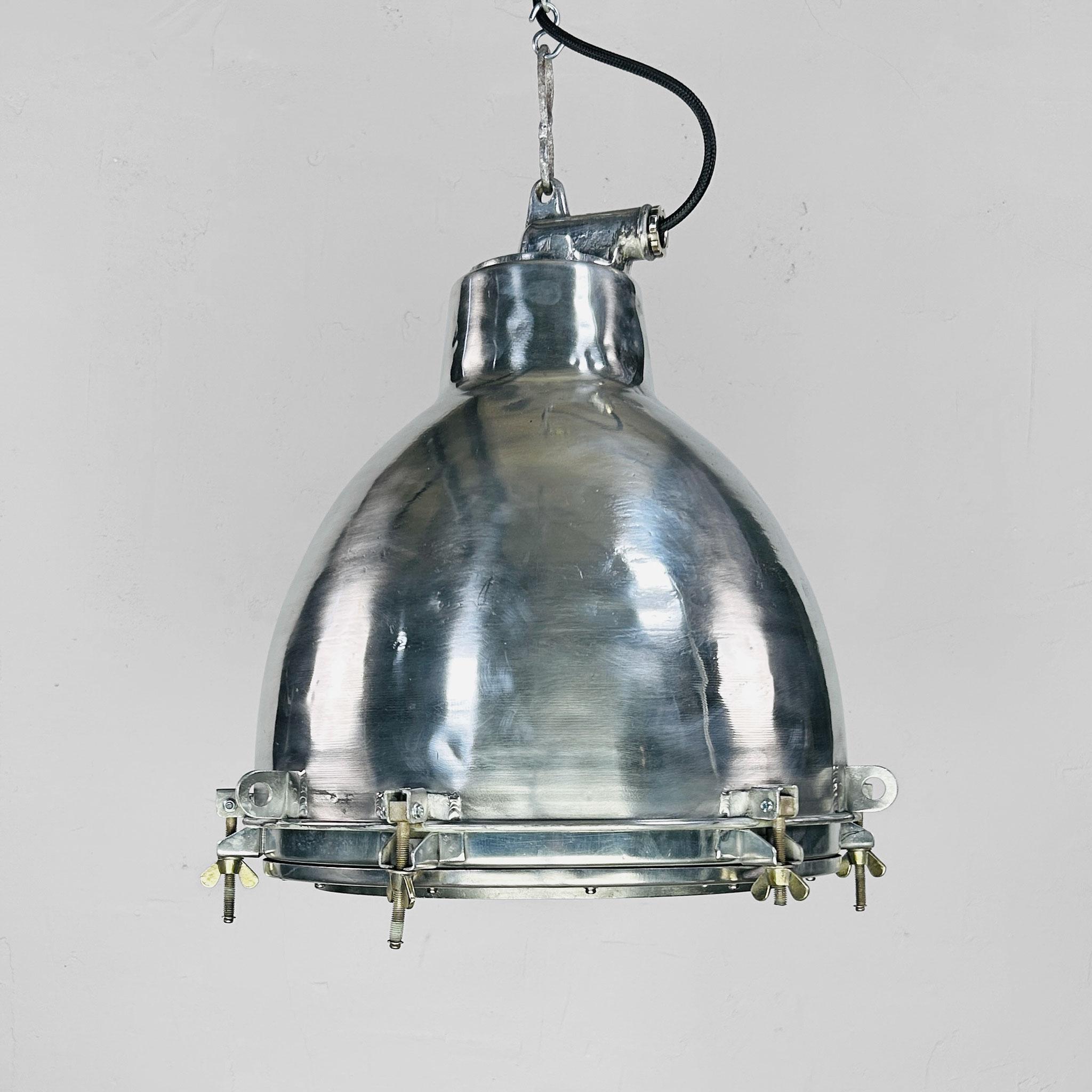 Bei dieser Aluminium-Hängeleuchte handelt es sich um eine restaurierte Original-Industrieleuchte aus den späten 1970er Jahren, die für den Einsatz auf alten Schiffen hergestellt wurde und den rauen Bedingungen auf See standhalten soll. Von Loomlight