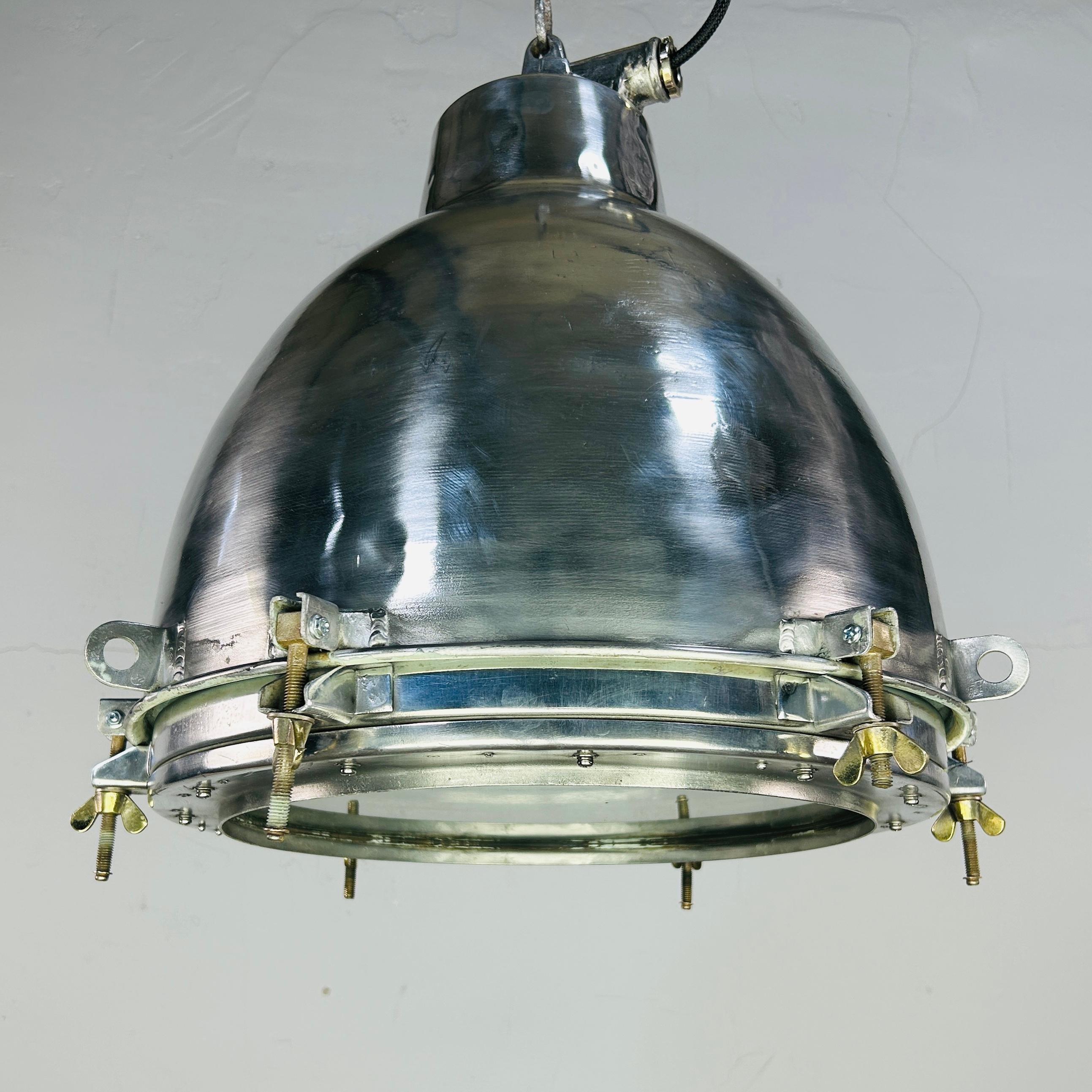1970er Jahre Japanische große industrielle Aluminium & Glas Dome Pendelleuchte (Industriell) im Angebot