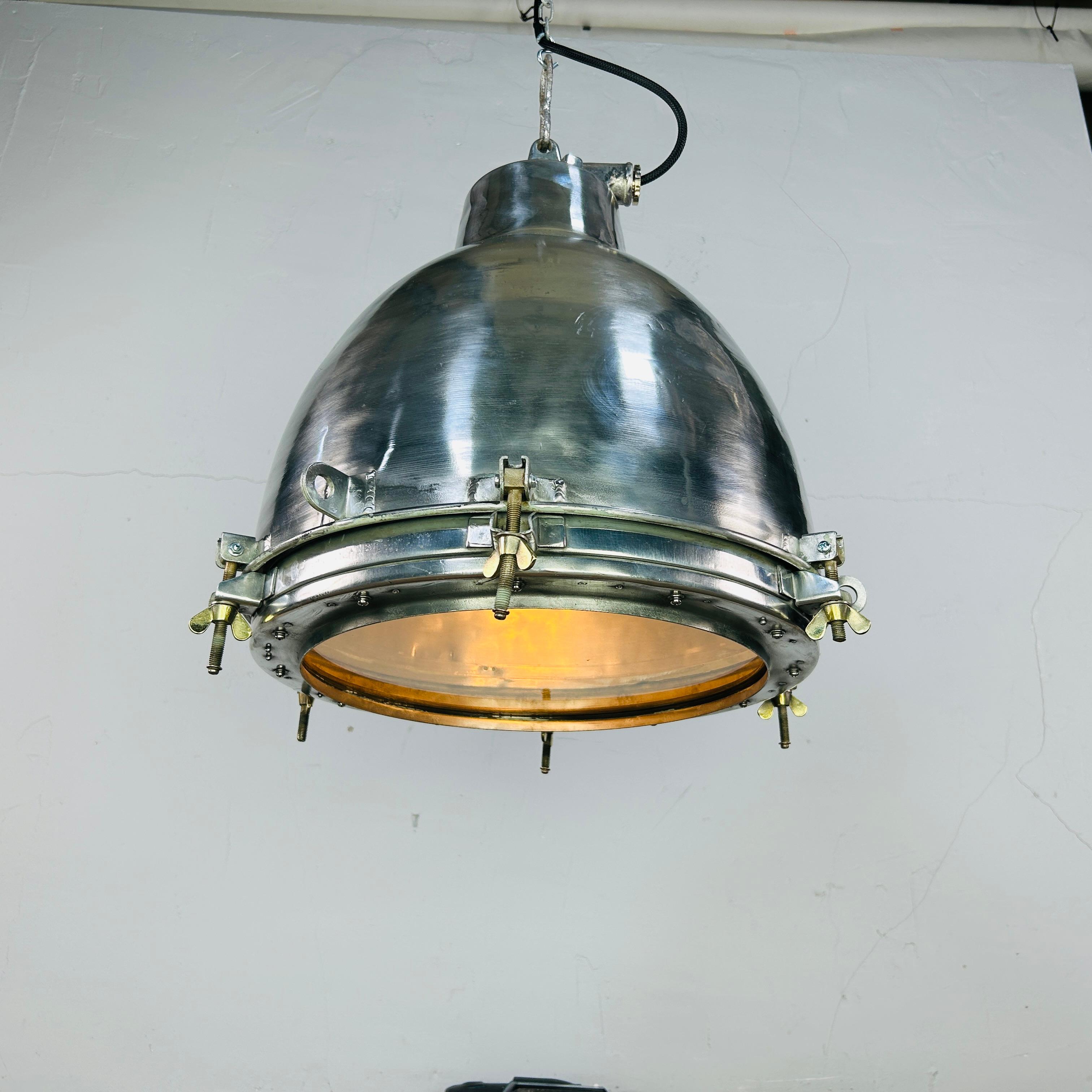 1970er Jahre Japanische große industrielle Aluminium & Glas Dome Pendelleuchte im Zustand „Gut“ im Angebot in Leicester, Leicestershire
