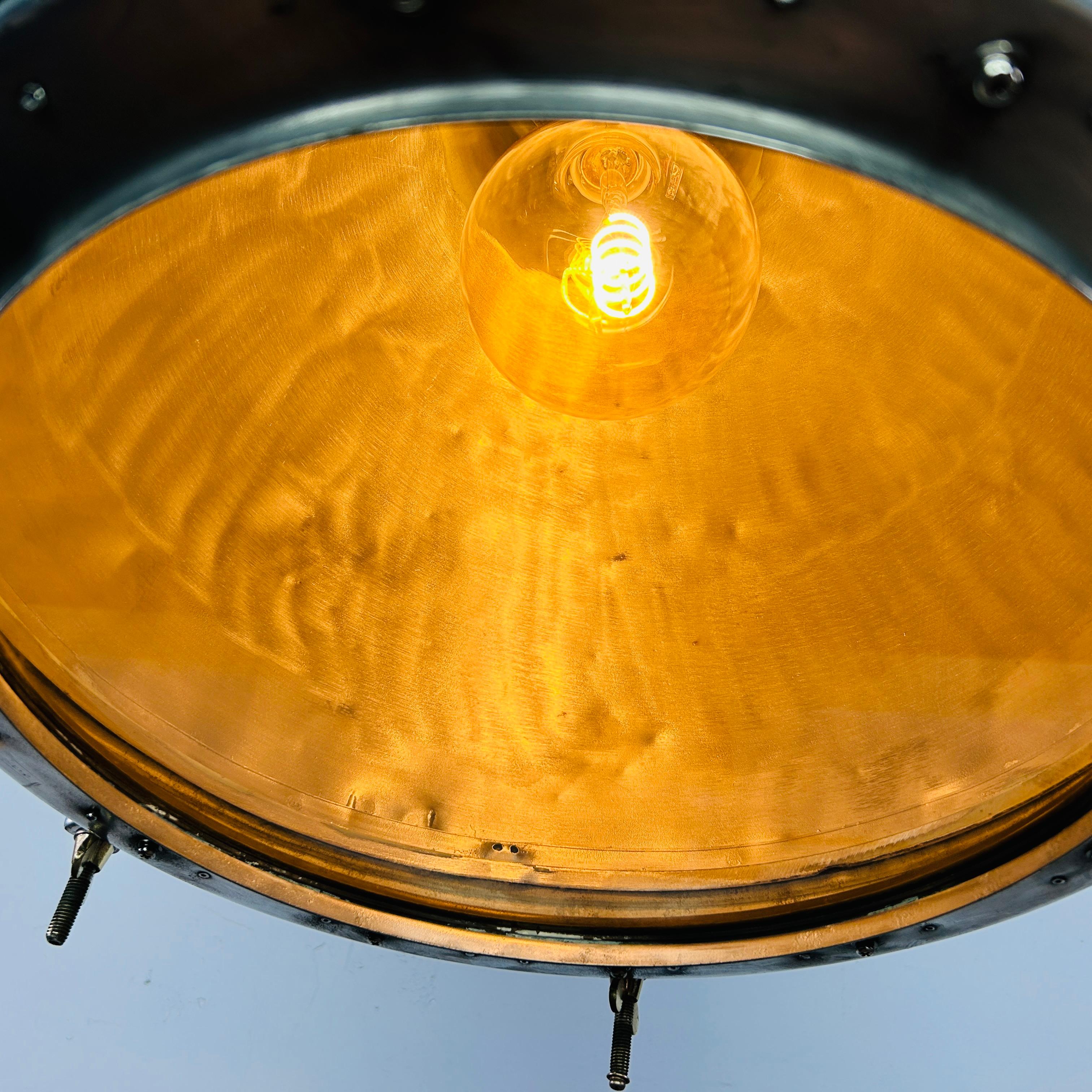1970er Jahre Japanische große industrielle Aluminium & Glas Dome Pendelleuchte im Angebot 2