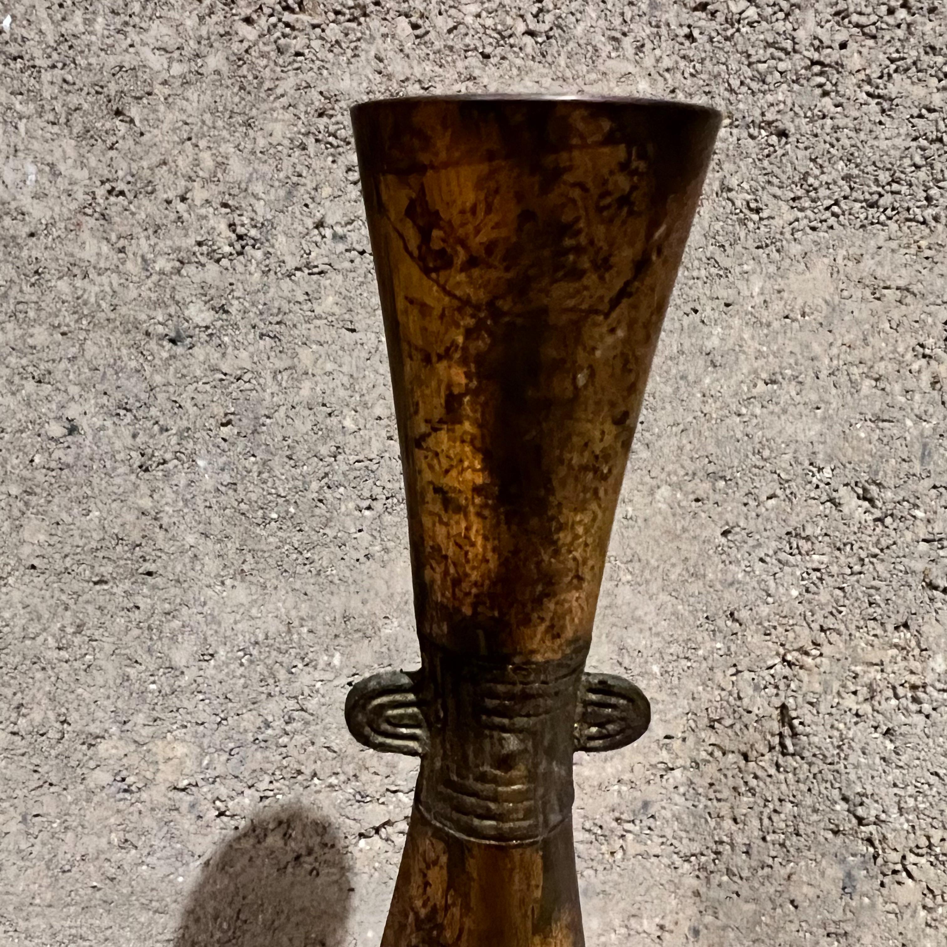 Vaso scultoreo giapponese anni '70 a forma di bocciolo affusolato e dorato in vendita 8