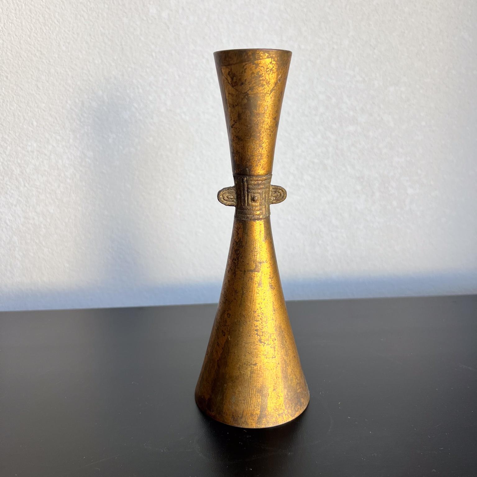 XX secolo Vaso scultoreo giapponese anni '70 a forma di bocciolo affusolato e dorato in vendita