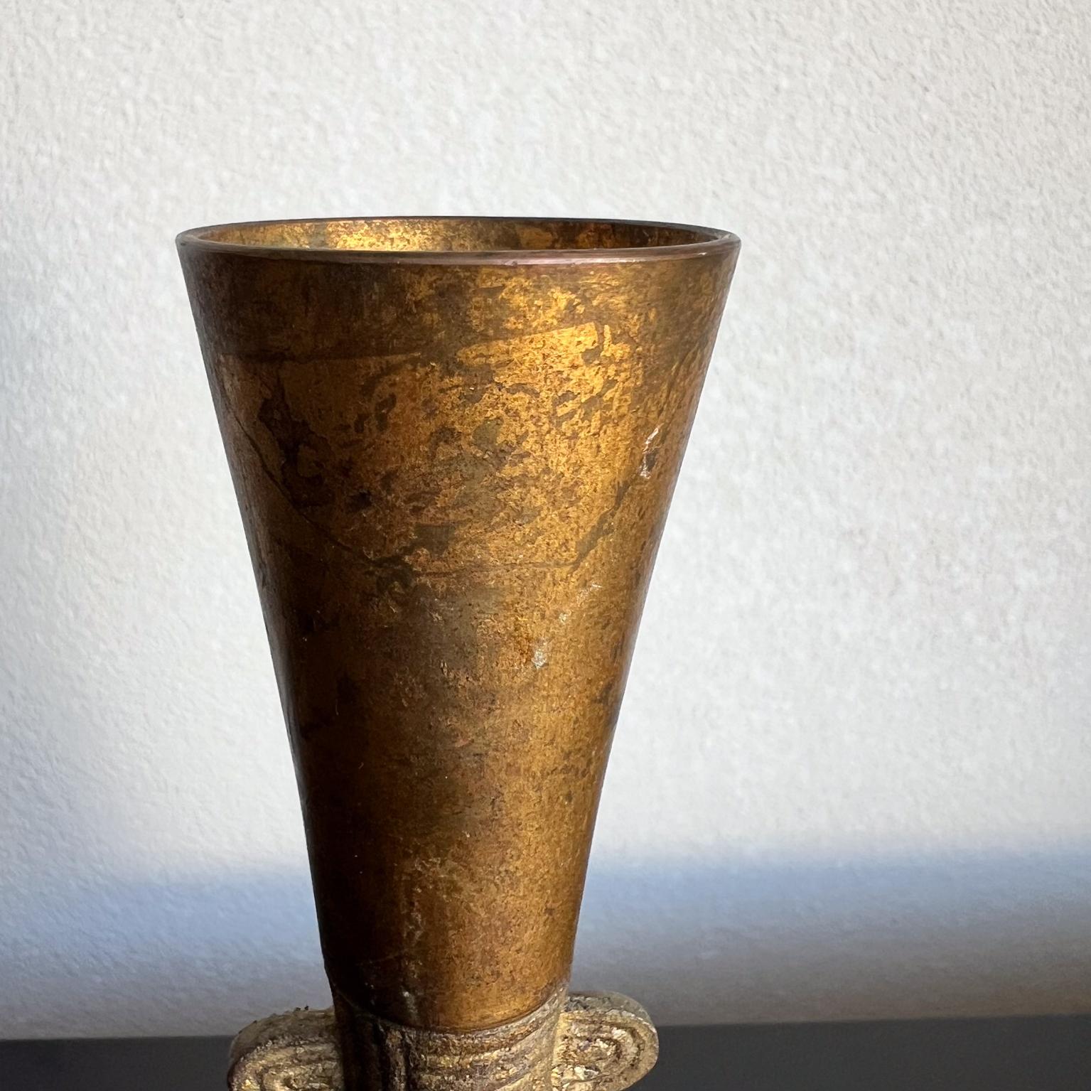 Vaso scultoreo giapponese anni '70 a forma di bocciolo affusolato e dorato in vendita 1