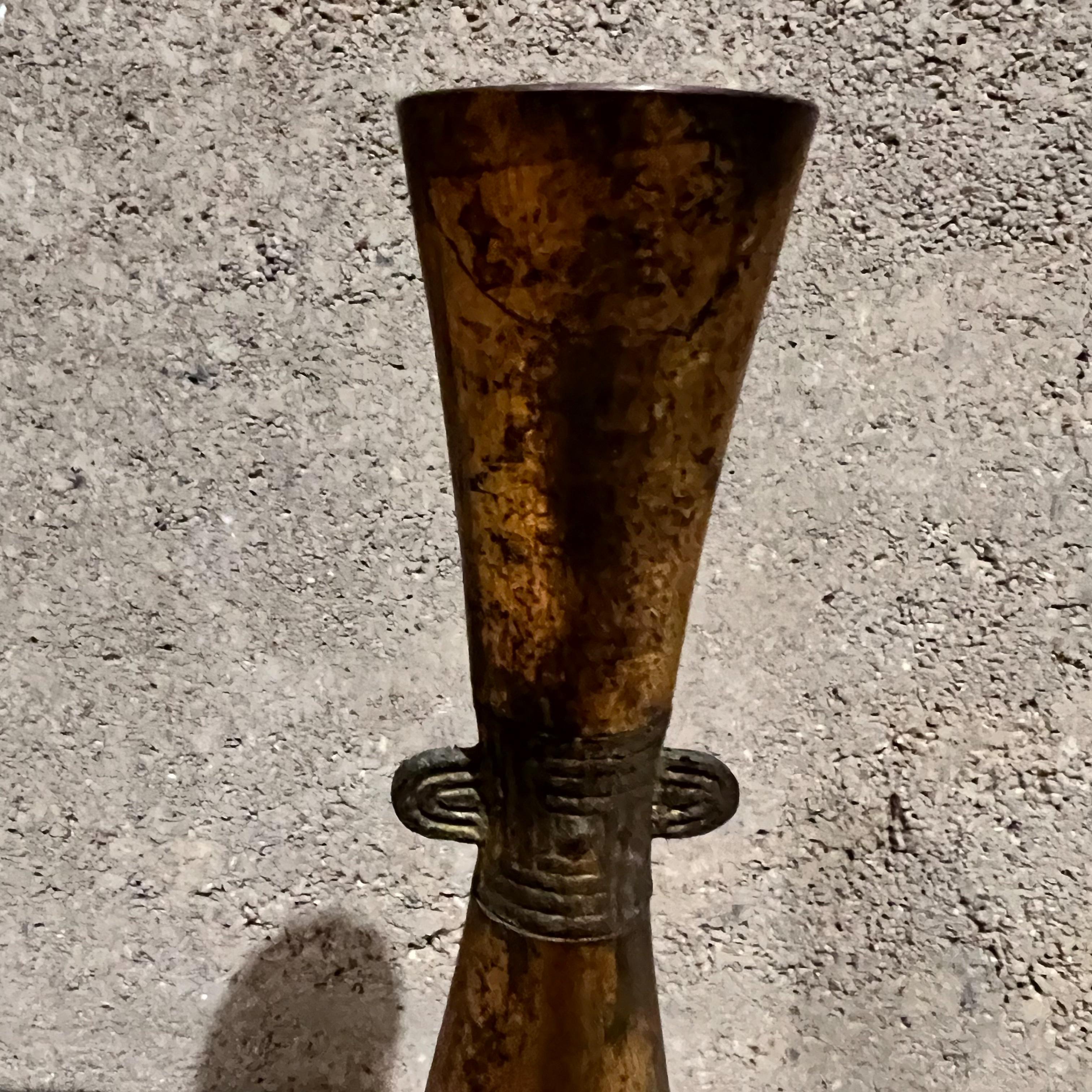 Mid-Century moderno Vaso scultoreo giapponese anni '70 a forma di bocciolo affusolato e dorato in vendita