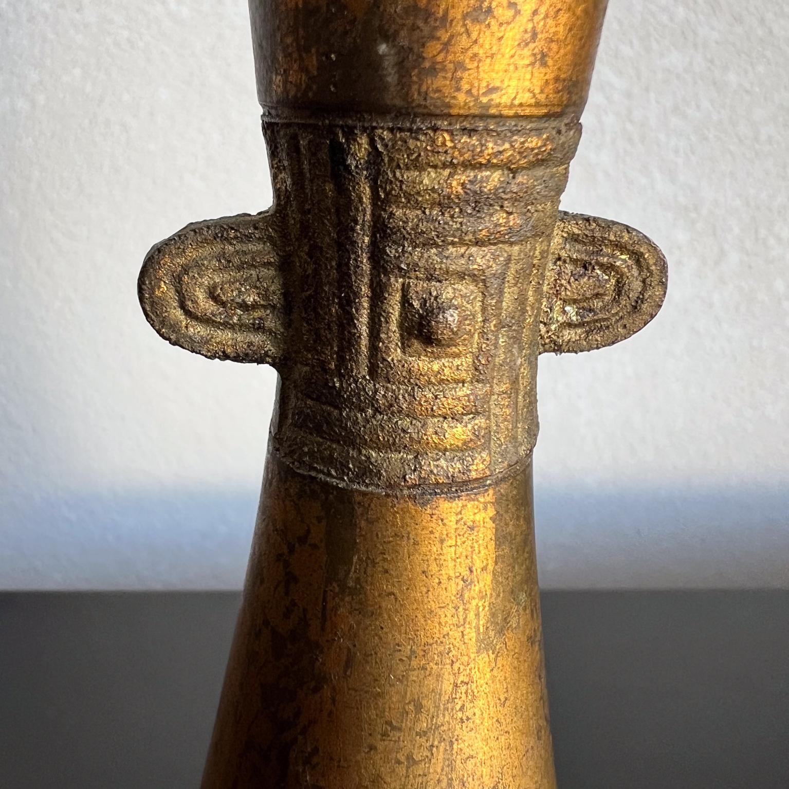 Vaso scultoreo giapponese anni '70 a forma di bocciolo affusolato e dorato in vendita 2