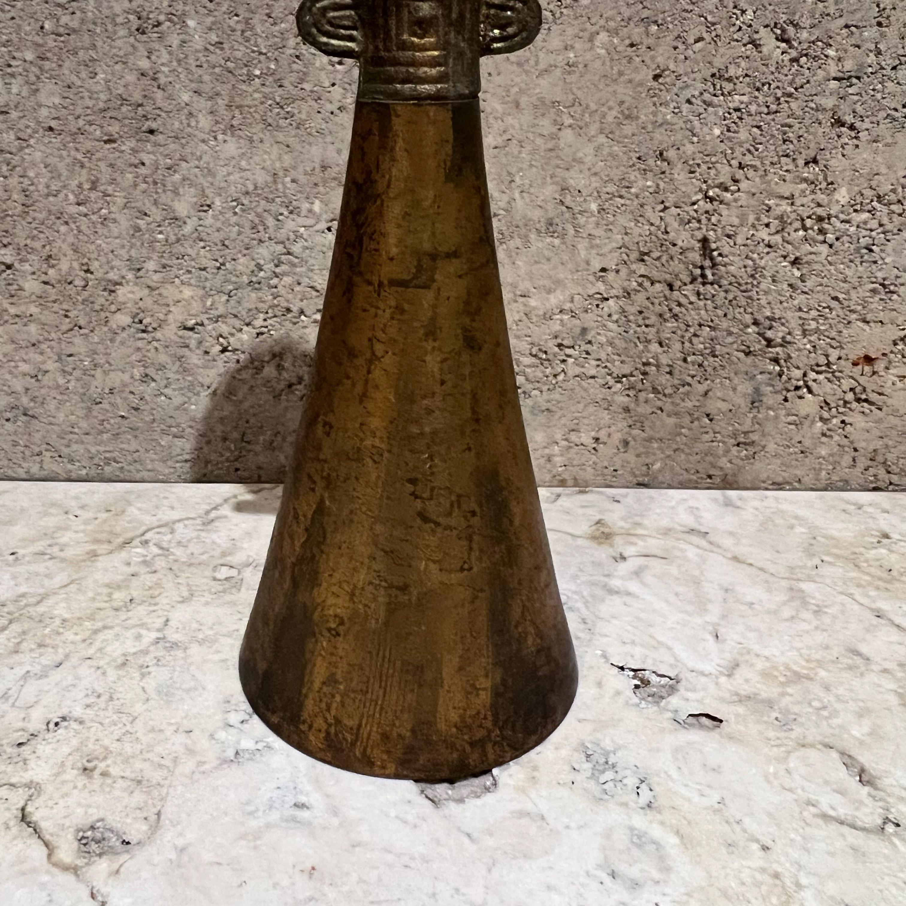 Vaso scultoreo giapponese anni '70 a forma di bocciolo affusolato e dorato In condizioni buone in vendita a Chula Vista, CA