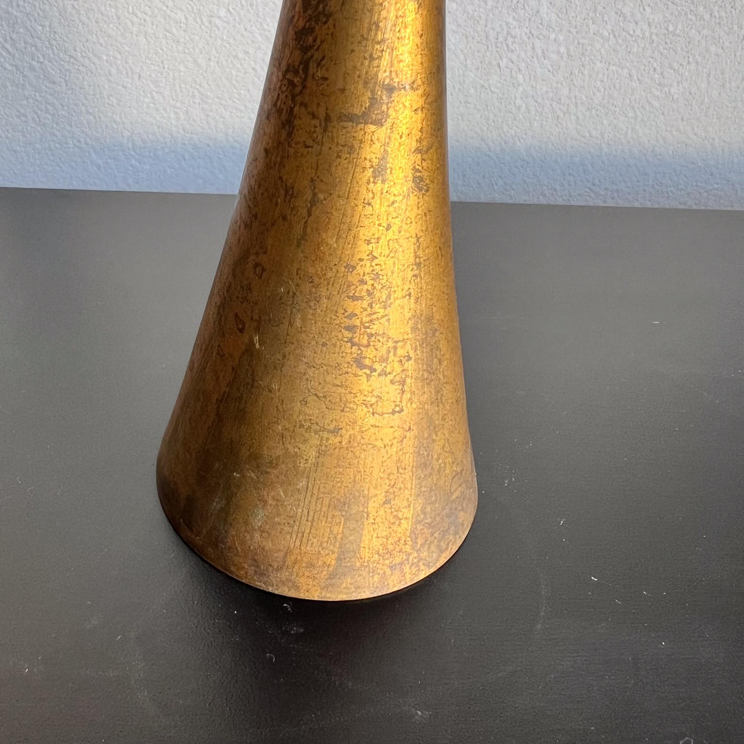Vaso scultoreo giapponese anni '70 a forma di bocciolo affusolato e dorato in vendita 3