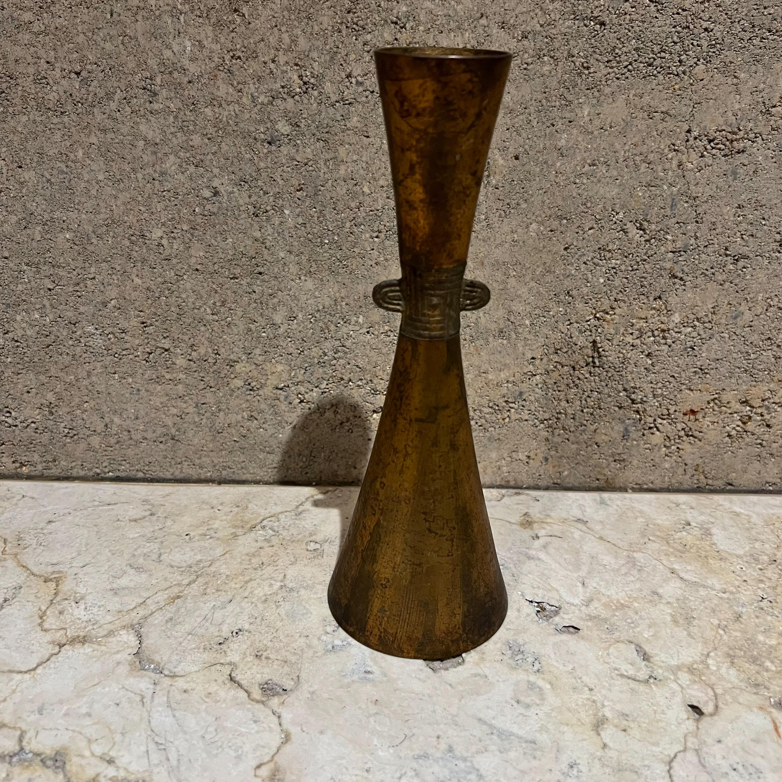 Metallo Vaso scultoreo giapponese anni '70 a forma di bocciolo affusolato e dorato in vendita