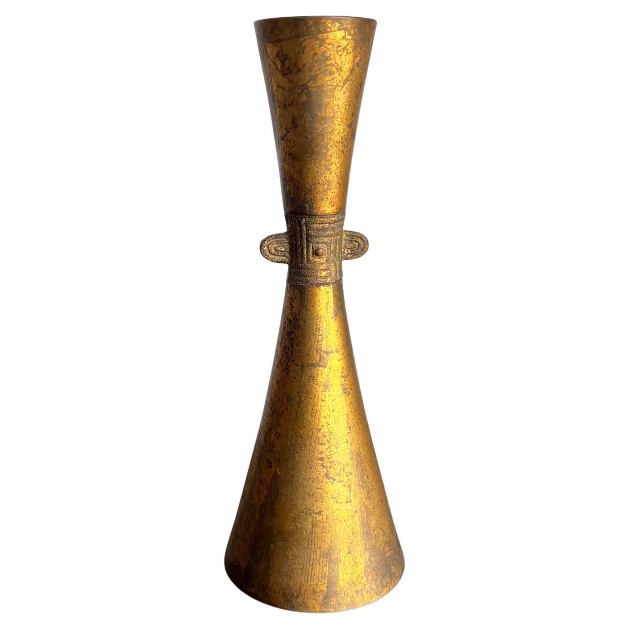 Vaso scultoreo conico in metallo con finitura dorata. Motivo anglo-indù.
Sembra una produzione giapponese degli anni '70 circa.
Senza segno. Bella patina vintage.
Condizioni di usato non restaurato
8,38 h x 3 di diametro