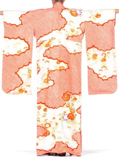 Shibori en soie japonaise des années 1970 Kimo en orange avec broderie à la main métallique dorée