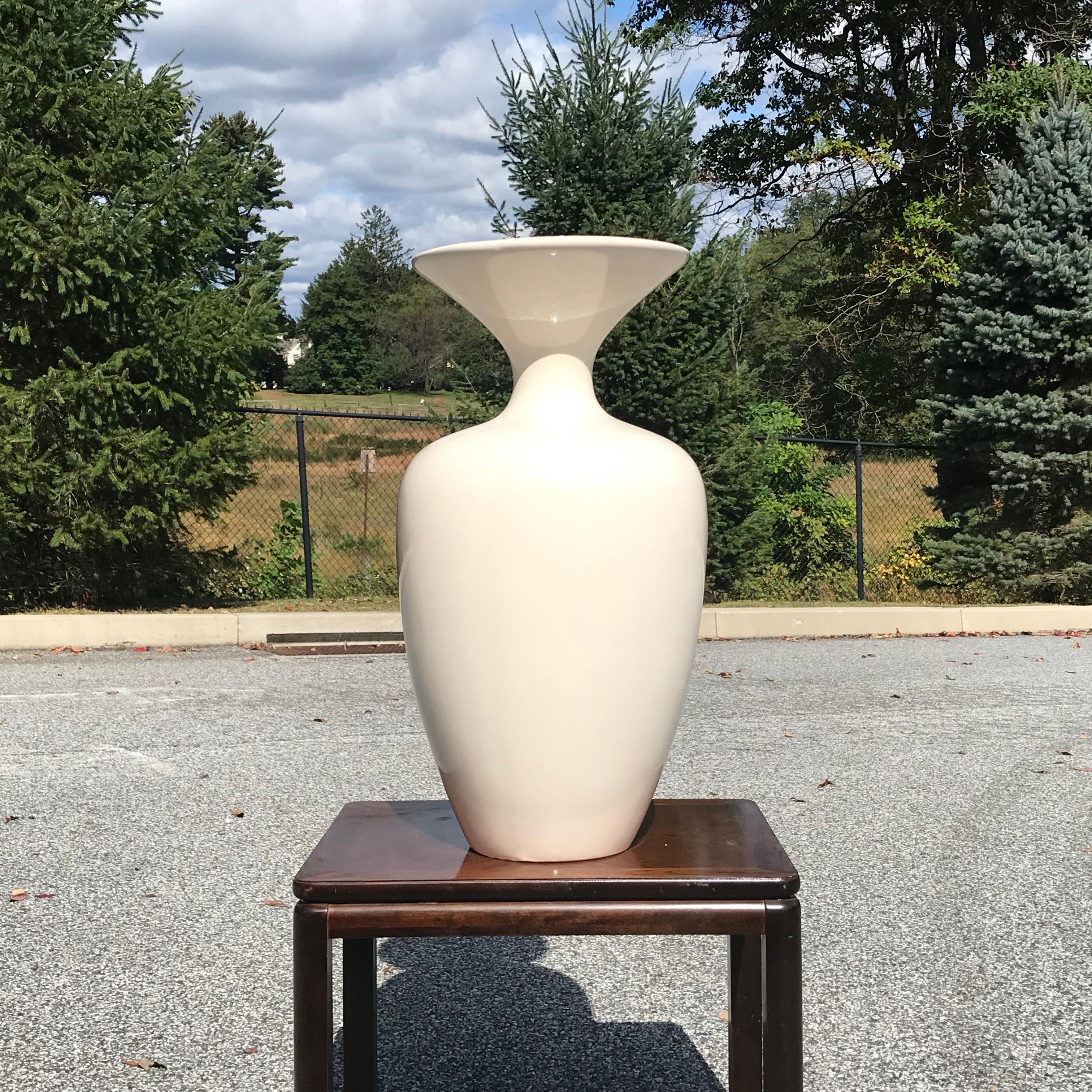 Un fantastique vase sculptural artisanal en céramique cuit dans une finition de glaçure blanche par l'entreprise de poterie californienne Jaru.